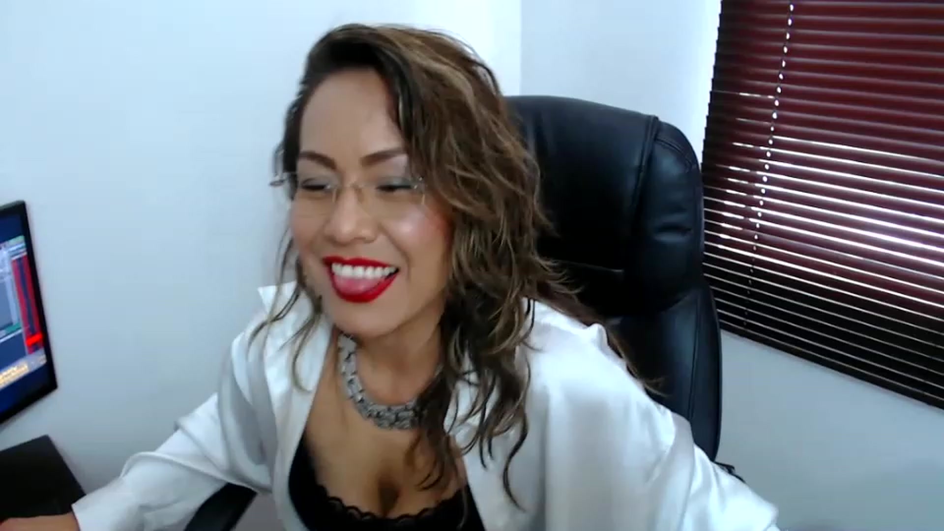 Gallery image thumbnail from office_secret's myfreecams stream on, 06/06/2023, 18:33 image 3 of 20