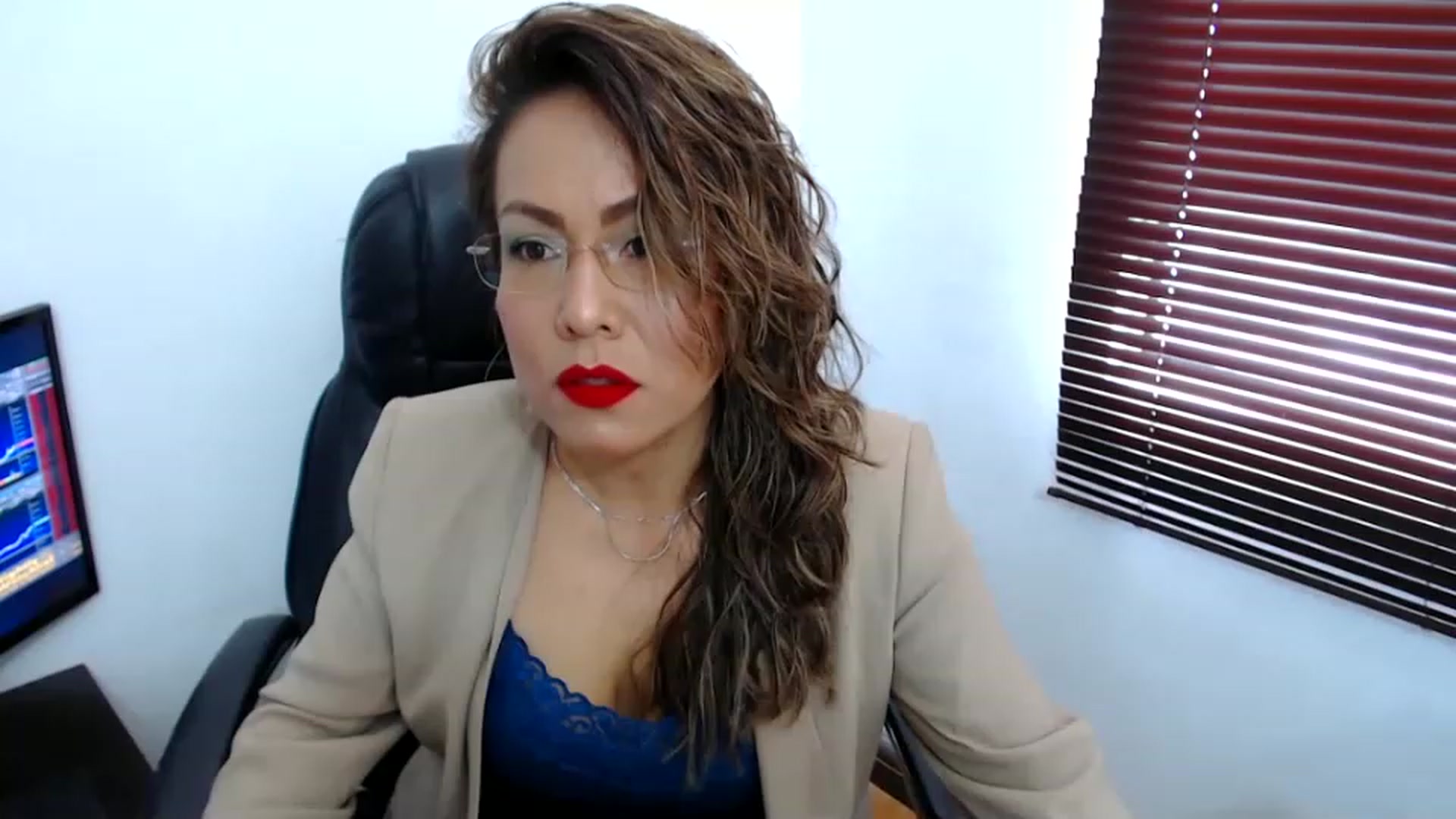 Gallery image thumbnail from office_secret's myfreecams stream on, 06/07/2023, 17:21 image 3 of 20