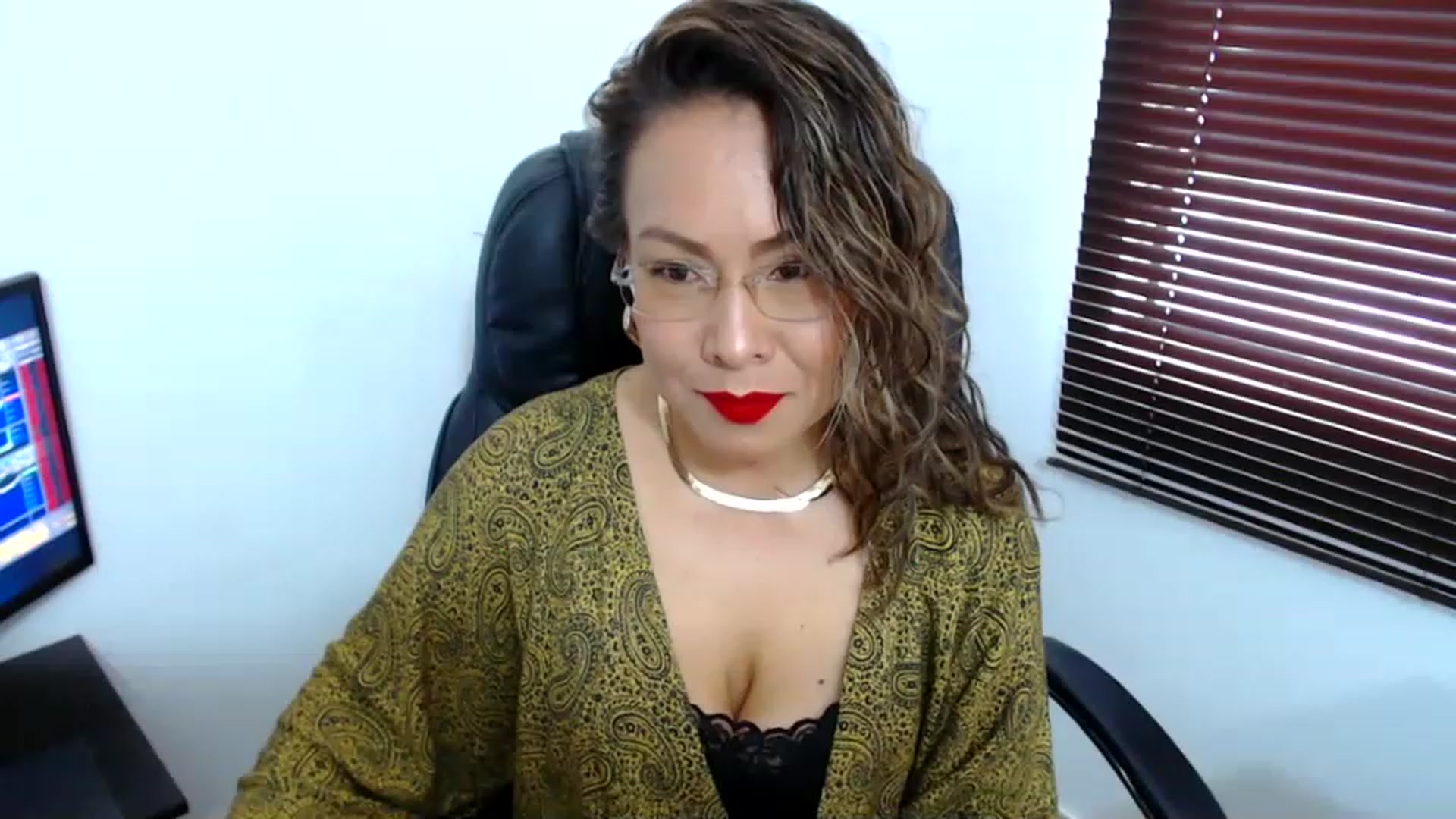 Gallery image thumbnail from office_secret's myfreecams stream on, 06/08/2023, 16:56 image 4 of 20
