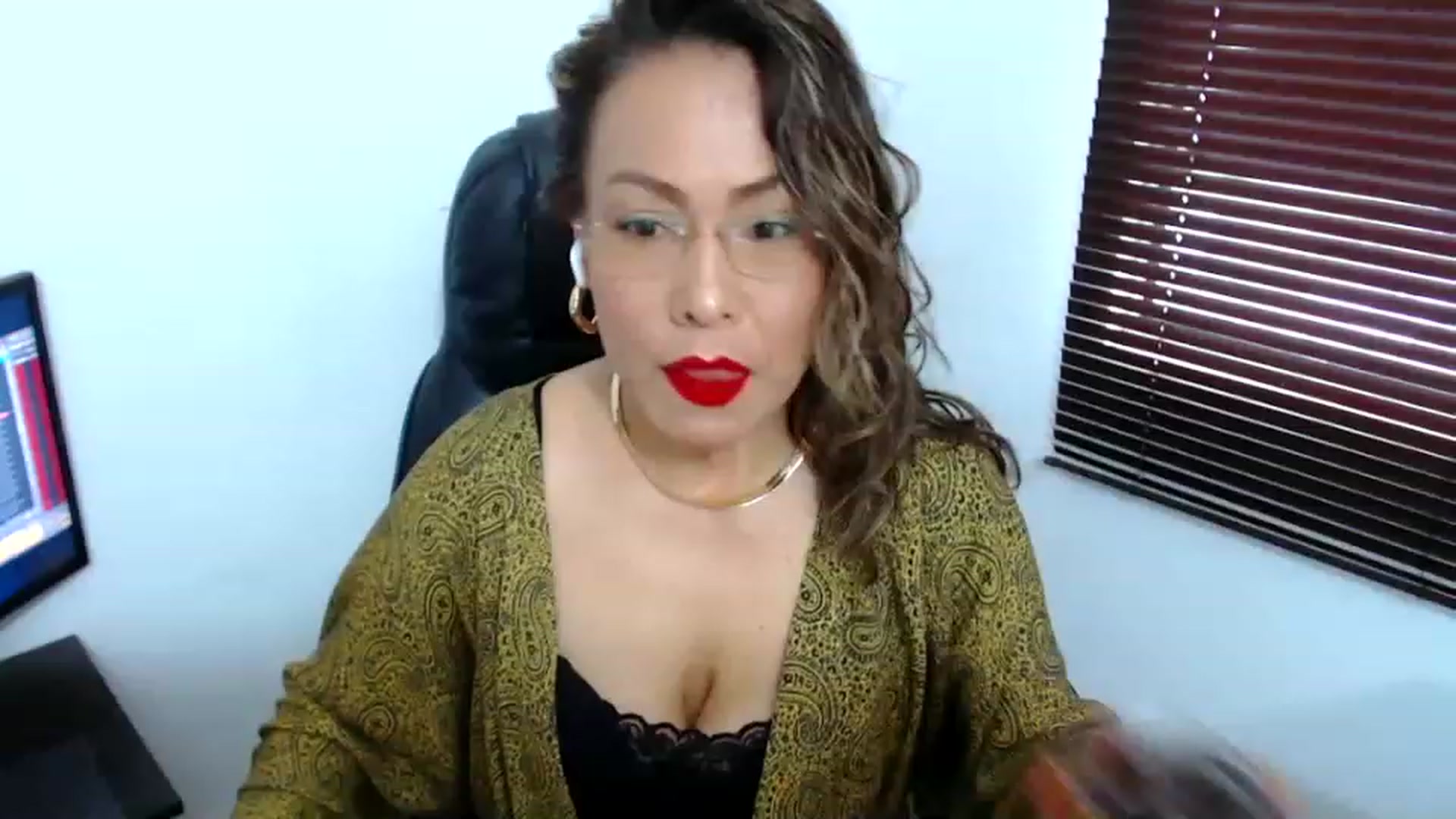 Gallery image thumbnail from office_secret's myfreecams stream on, 06/08/2023, 16:56 image 10 of 20
