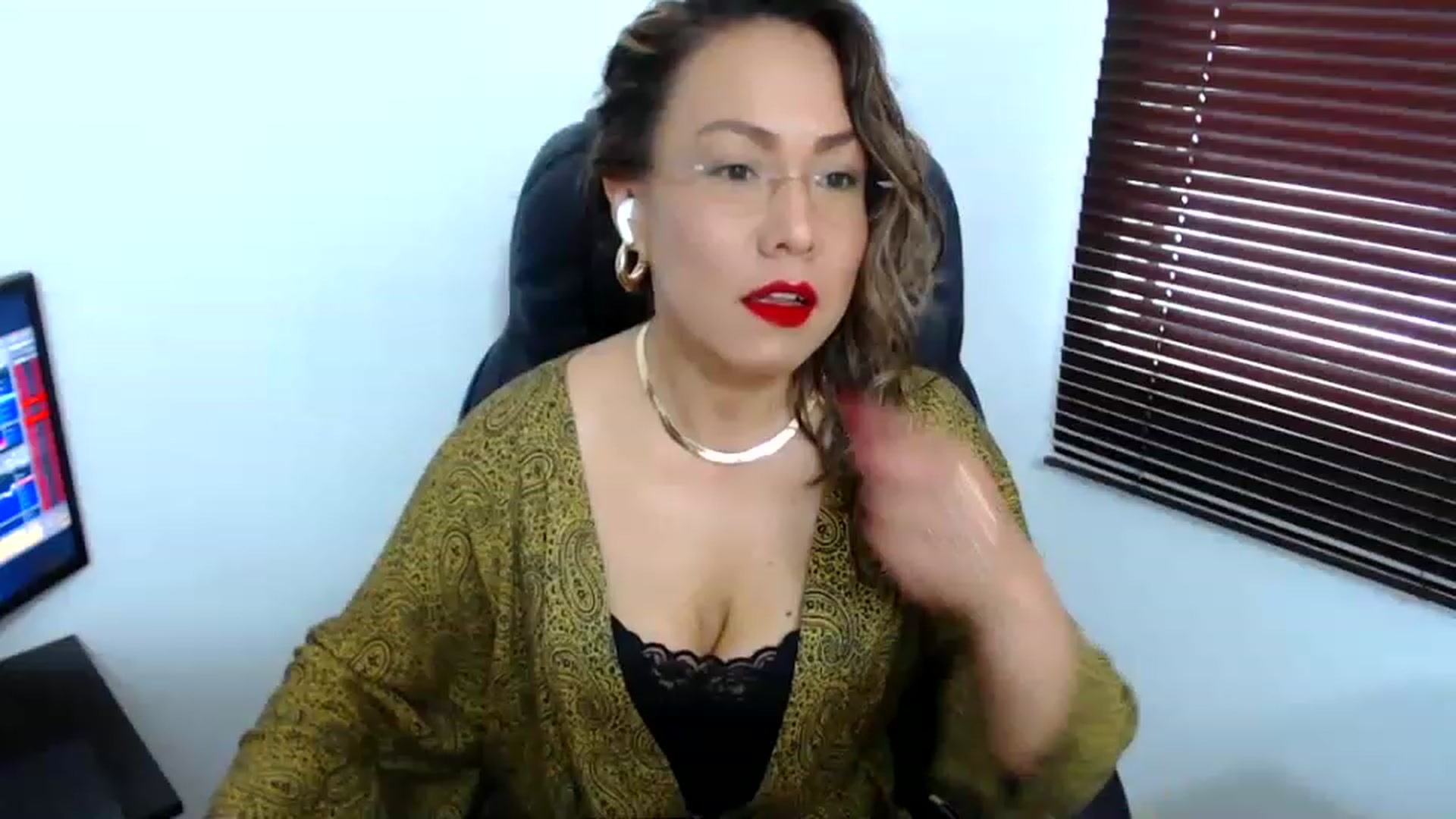 Gallery image thumbnail from office_secret's myfreecams stream on, 06/08/2023, 16:56 image 7 of 20