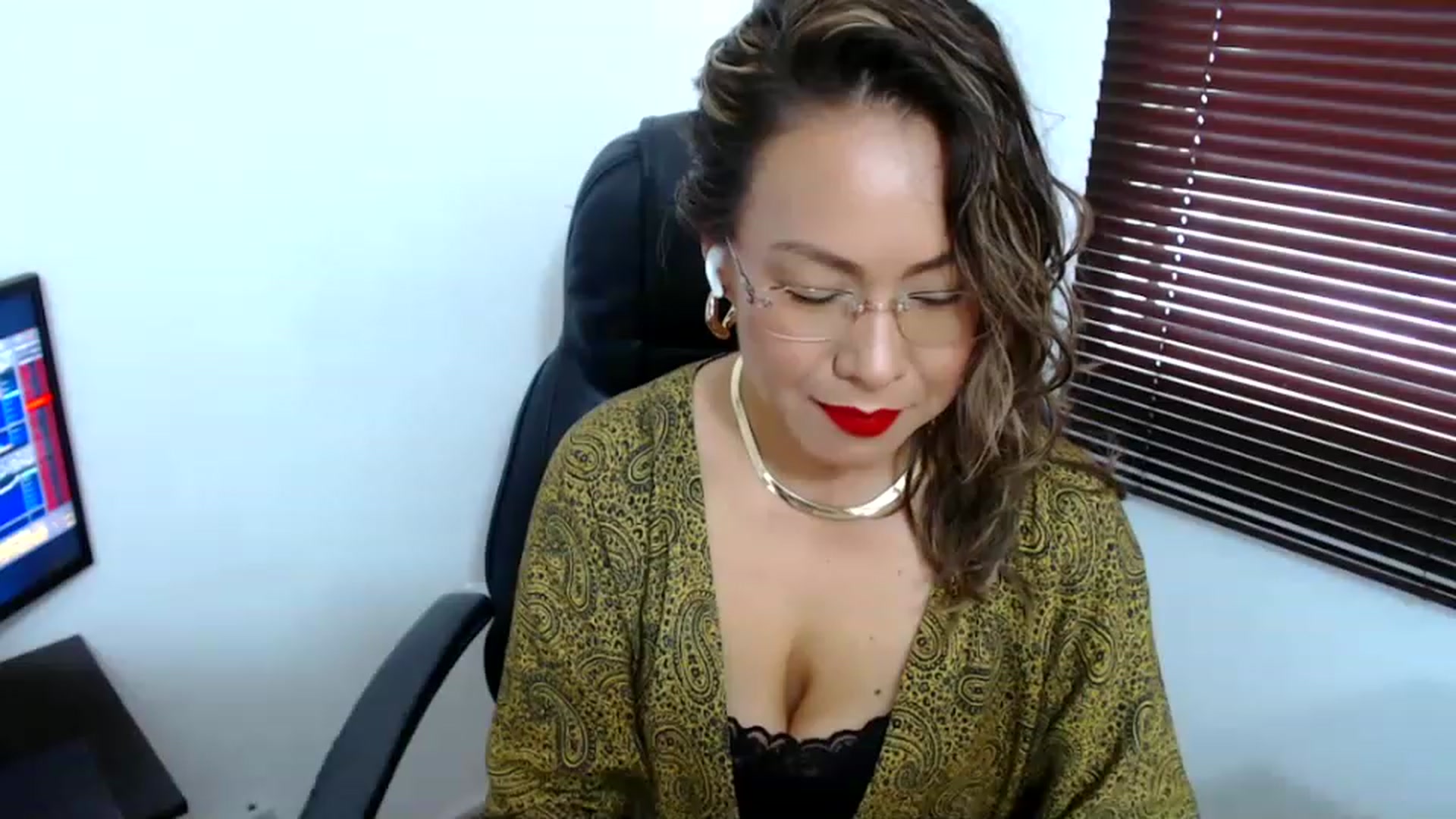 Gallery image thumbnail from office_secret's myfreecams stream on, 06/08/2023, 16:56 image 5 of 20