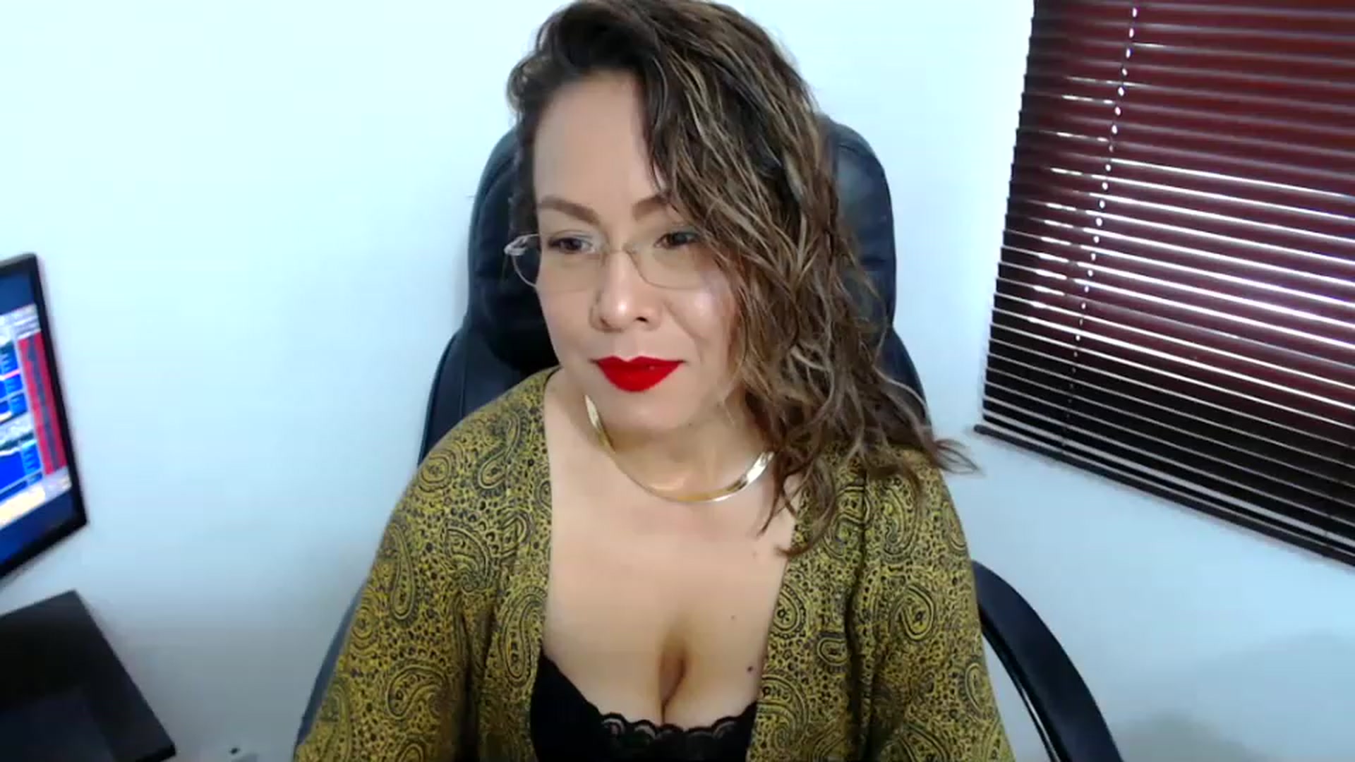 Gallery image thumbnail from office_secret's myfreecams stream on, 06/08/2023, 16:56 image 19 of 20