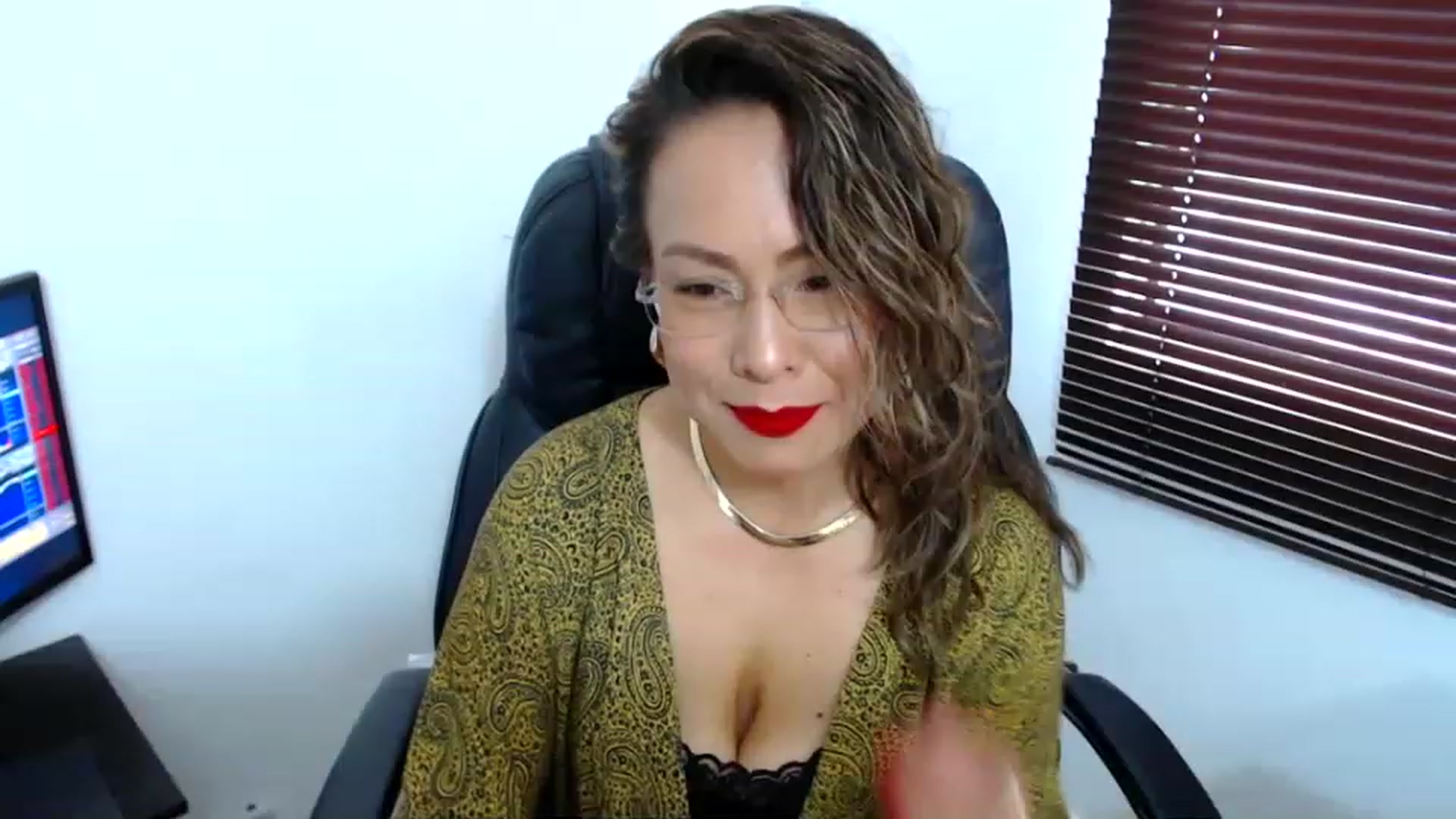 Gallery image thumbnail from office_secret's myfreecams stream on, 06/08/2023, 16:56 image 6 of 20