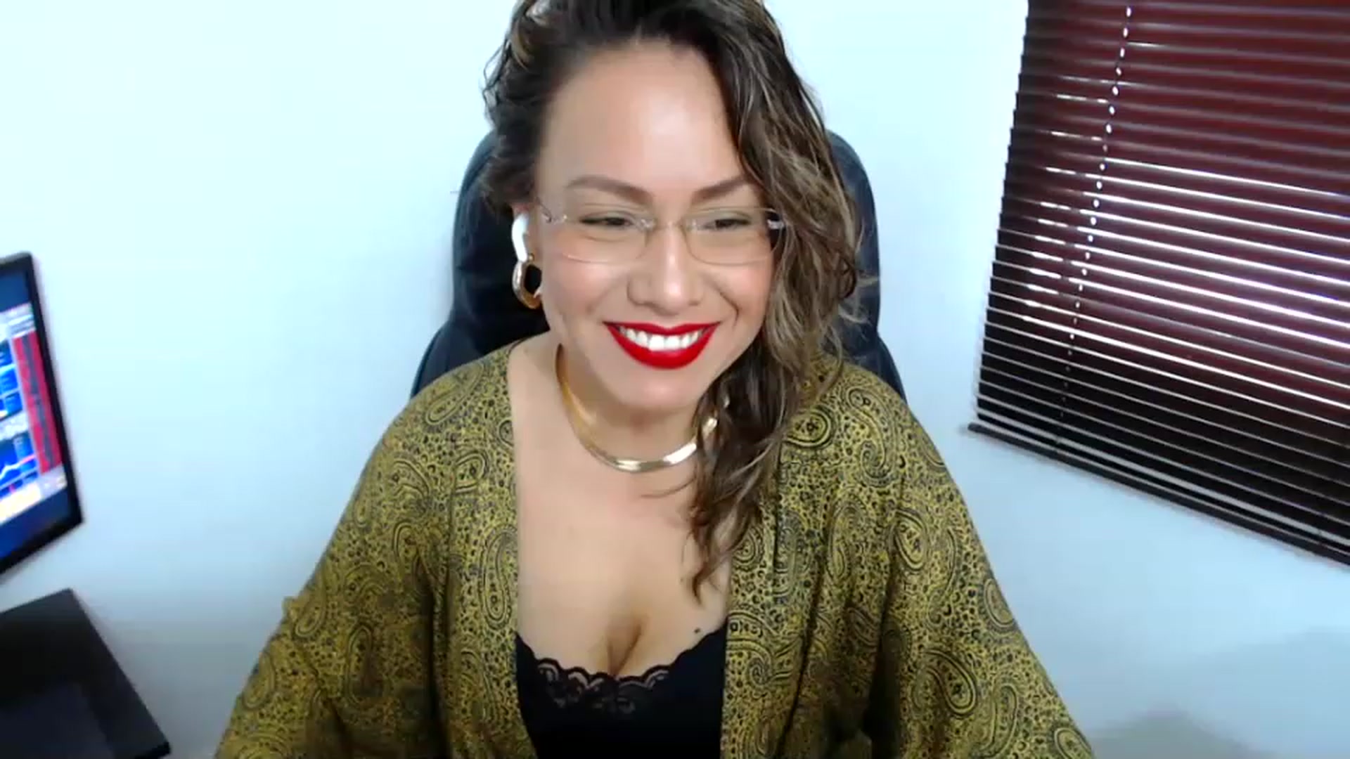 Gallery image thumbnail from office_secret's myfreecams stream on, 06/08/2023, 16:56 image 14 of 20