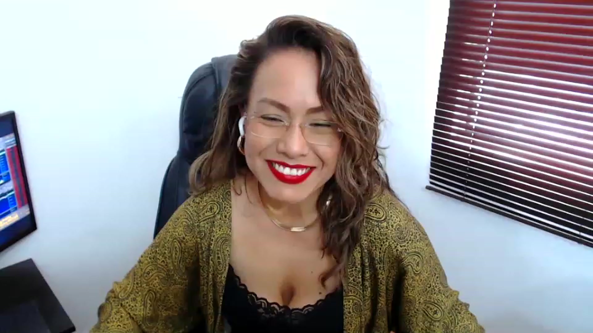 Gallery image thumbnail from office_secret's myfreecams stream on, 06/08/2023, 18:03 image 19 of 20