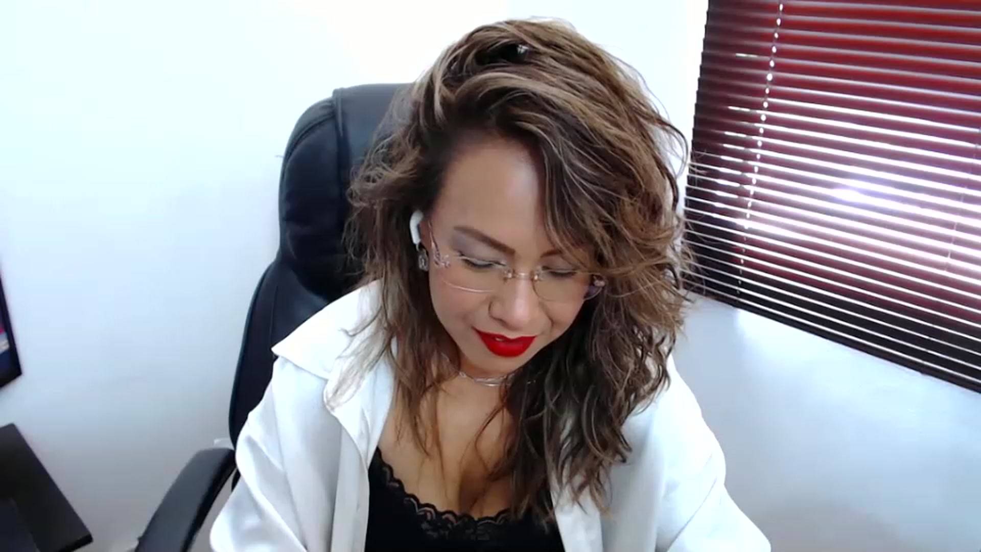 Gallery image thumbnail from office_secret's myfreecams stream on, 06/13/2023, 18:16 image 8 of 20