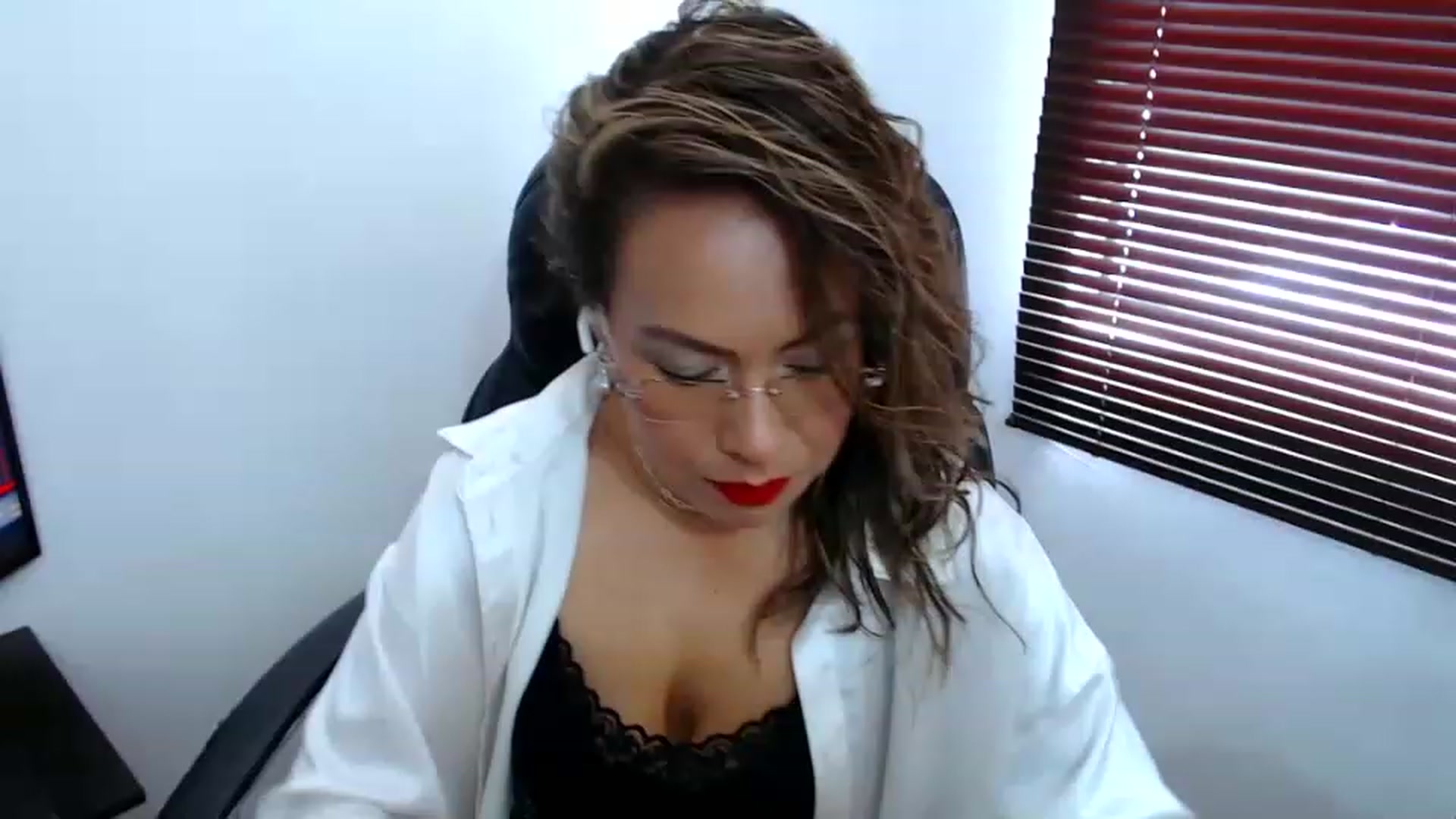 Gallery image thumbnail from office_secret's myfreecams stream on, 06/13/2023, 18:16 image 1 of 20