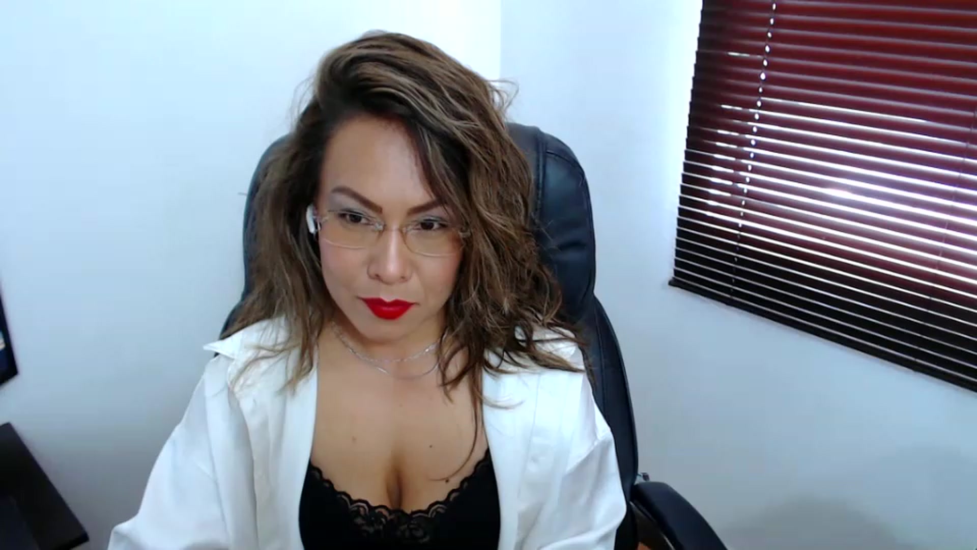 Gallery image thumbnail from office_secret's myfreecams stream on, 06/13/2023, 18:16 image 18 of 20