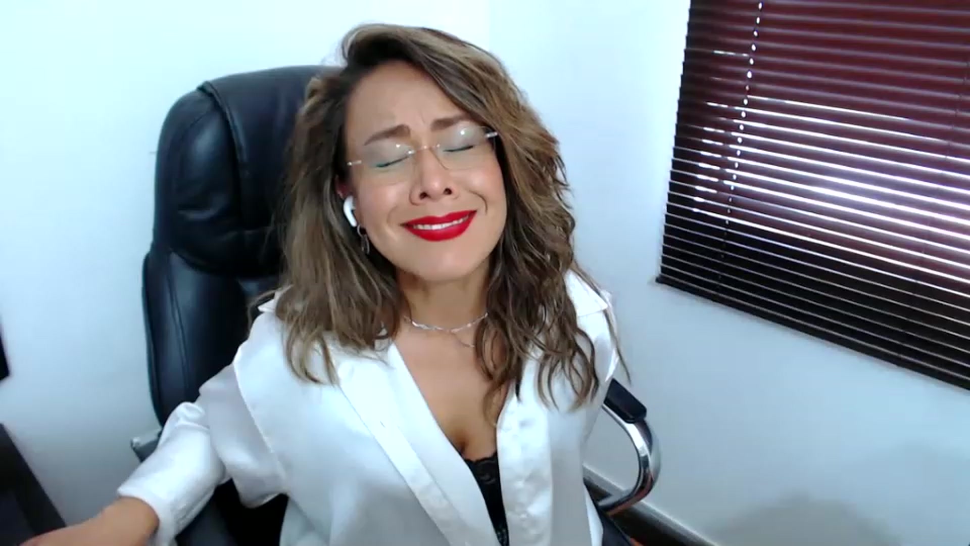 Gallery image thumbnail from office_secret's myfreecams stream on, 06/13/2023, 19:05 image 20 of 20