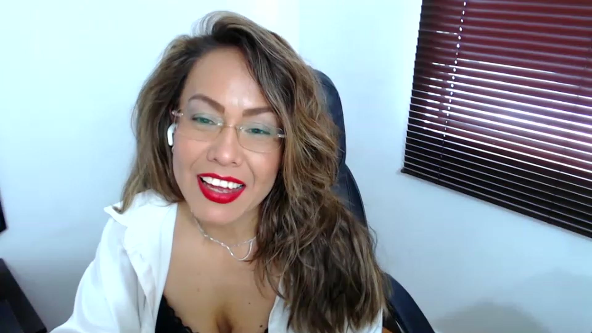 Gallery image thumbnail from office_secret's myfreecams stream on, 06/13/2023, 19:05 image 14 of 20