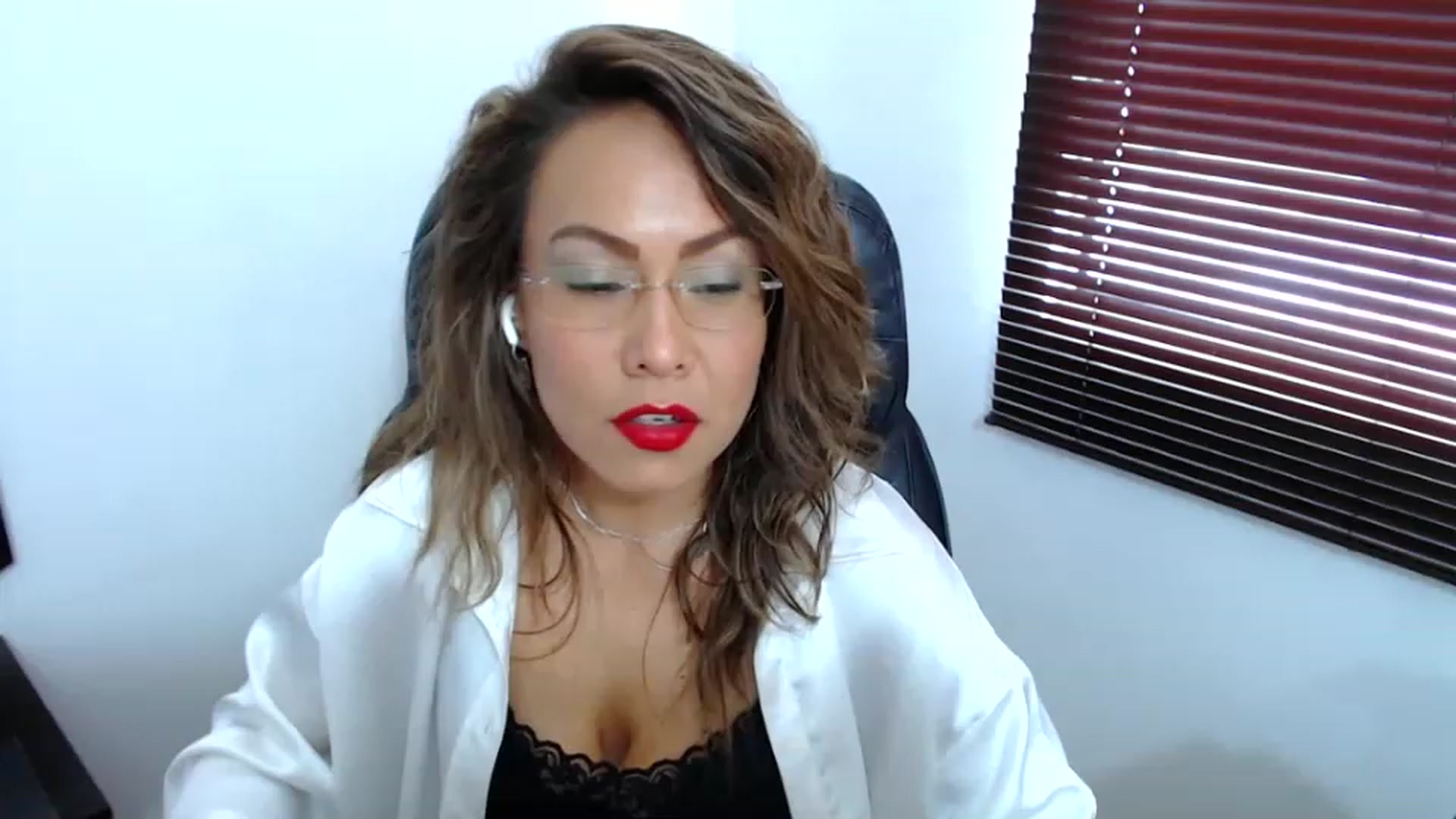 Gallery image thumbnail from office_secret's myfreecams stream on, 06/13/2023, 19:05 image 3 of 20