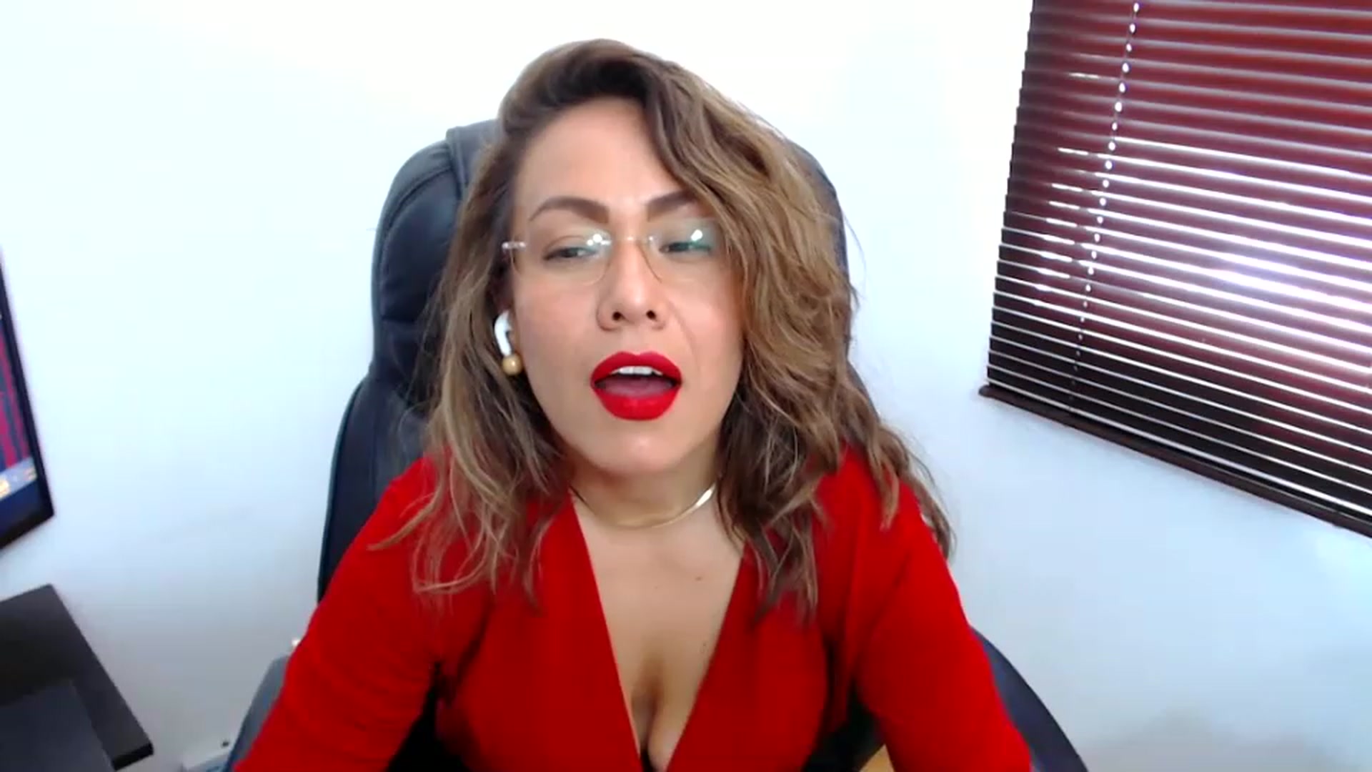 Gallery image thumbnail from office_secret's myfreecams stream on, 06/15/2023, 18:49 image 18 of 20
