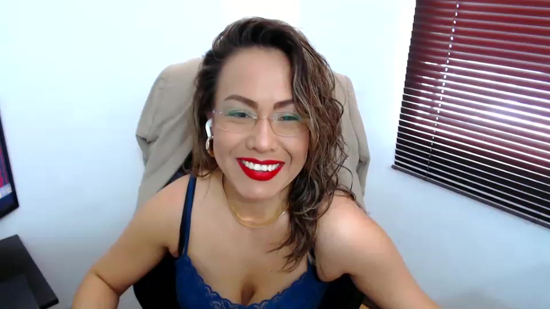 Gallery image thumbnail from office_secret's myfreecams stream on, 06/16/2023, 17:27 image 10 of 20
