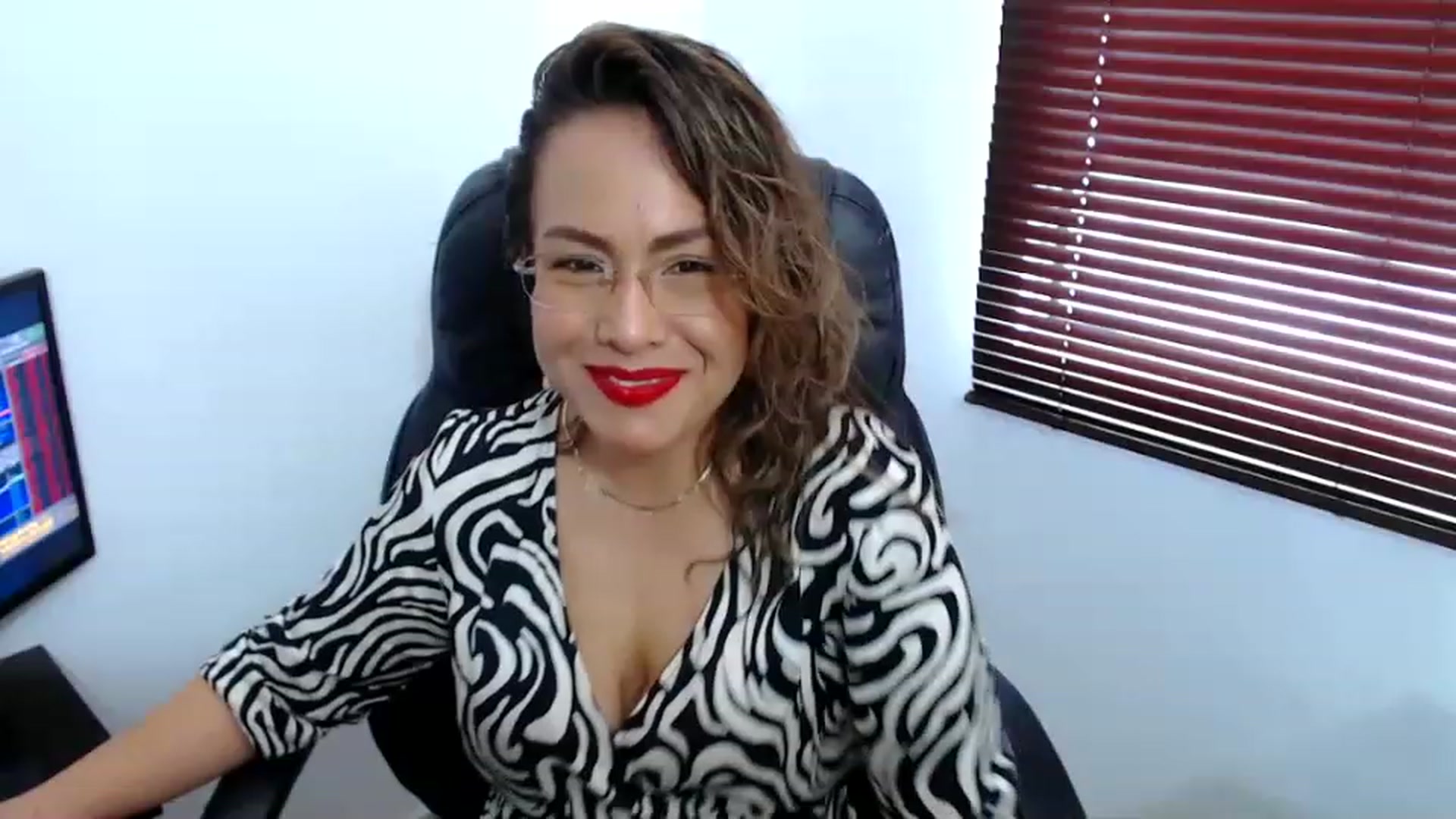Gallery image thumbnail from office_secret's myfreecams stream on, 06/22/2023, 19:07 image 4 of 20