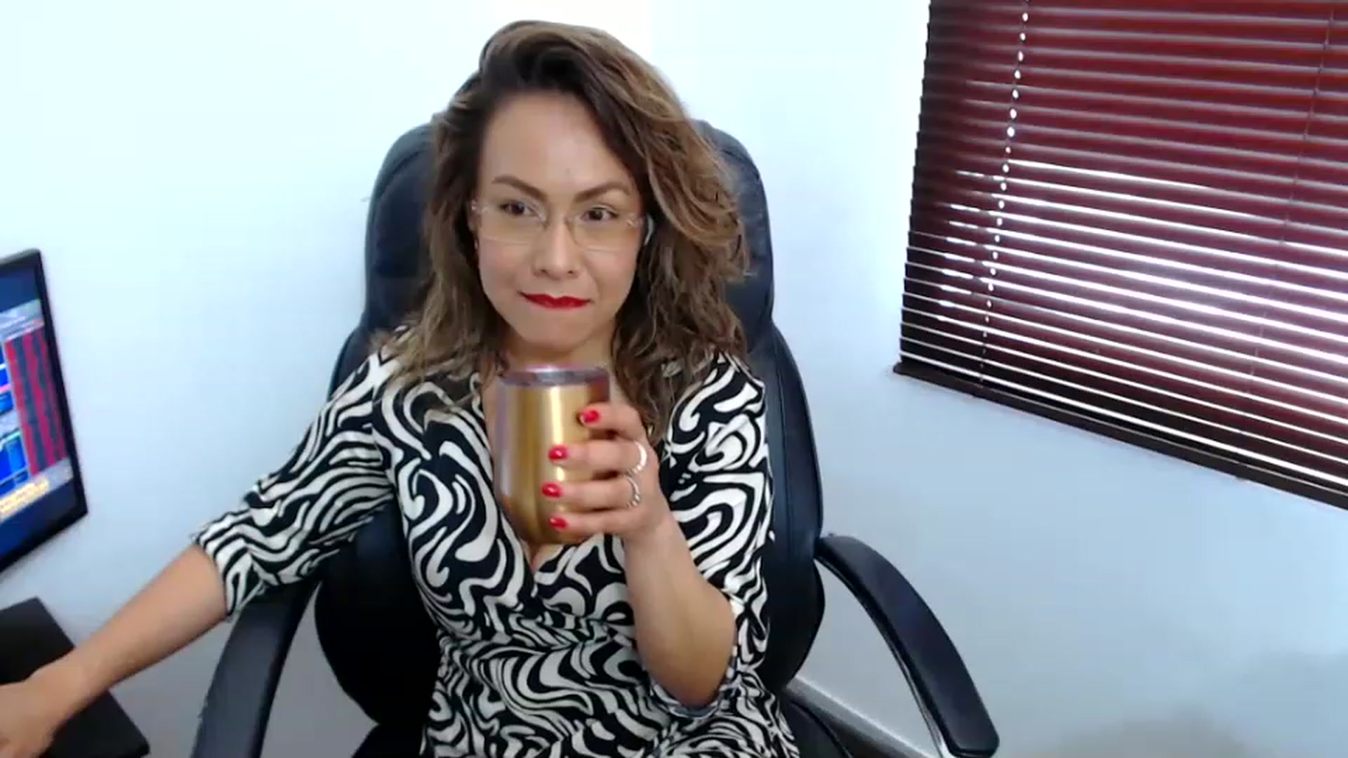Gallery image thumbnail from office_secret's myfreecams stream on, 06/22/2023, 19:07 image 18 of 20