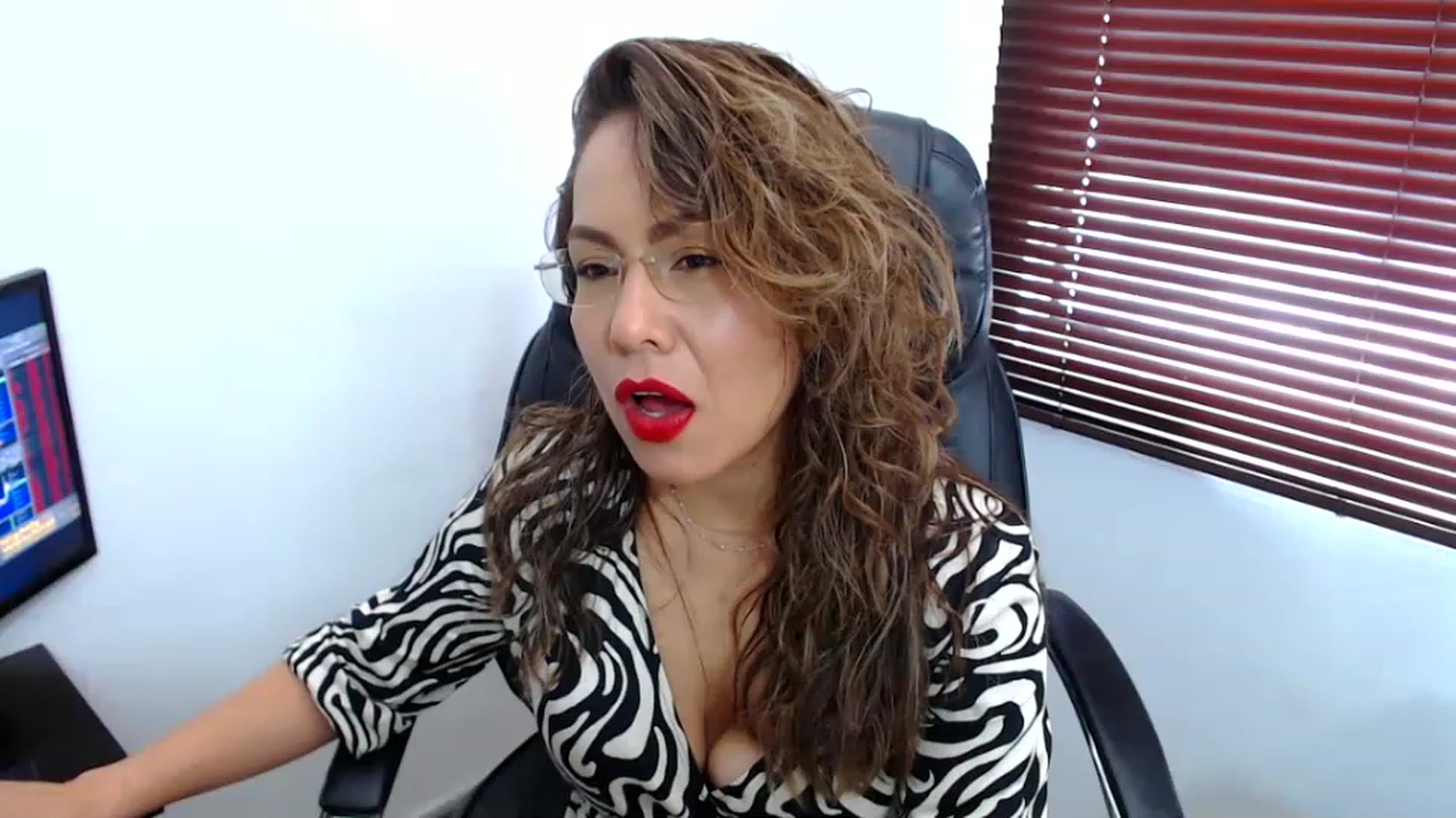 Gallery image thumbnail from office_secret's myfreecams stream on, 06/22/2023, 19:07 image 11 of 20