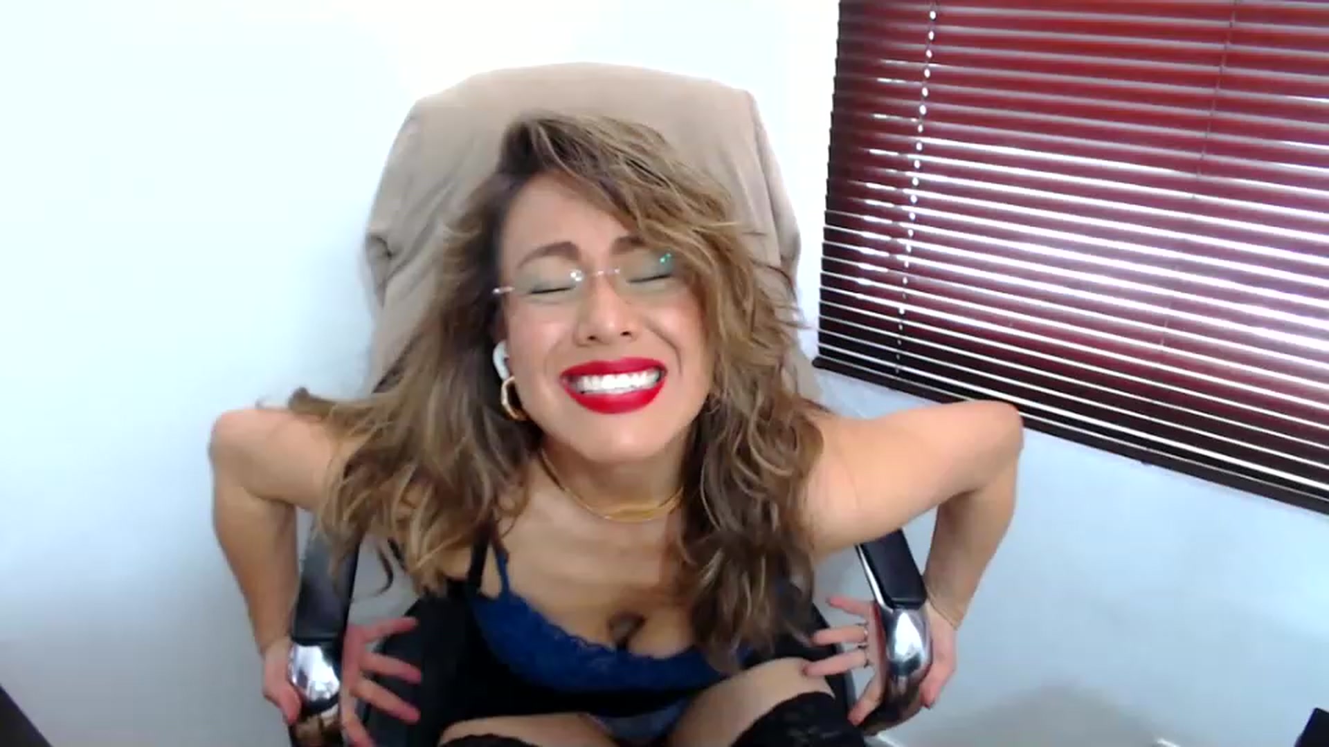 Gallery image thumbnail from office_secret's myfreecams stream on, 06/26/2023, 19:02 image 4 of 20
