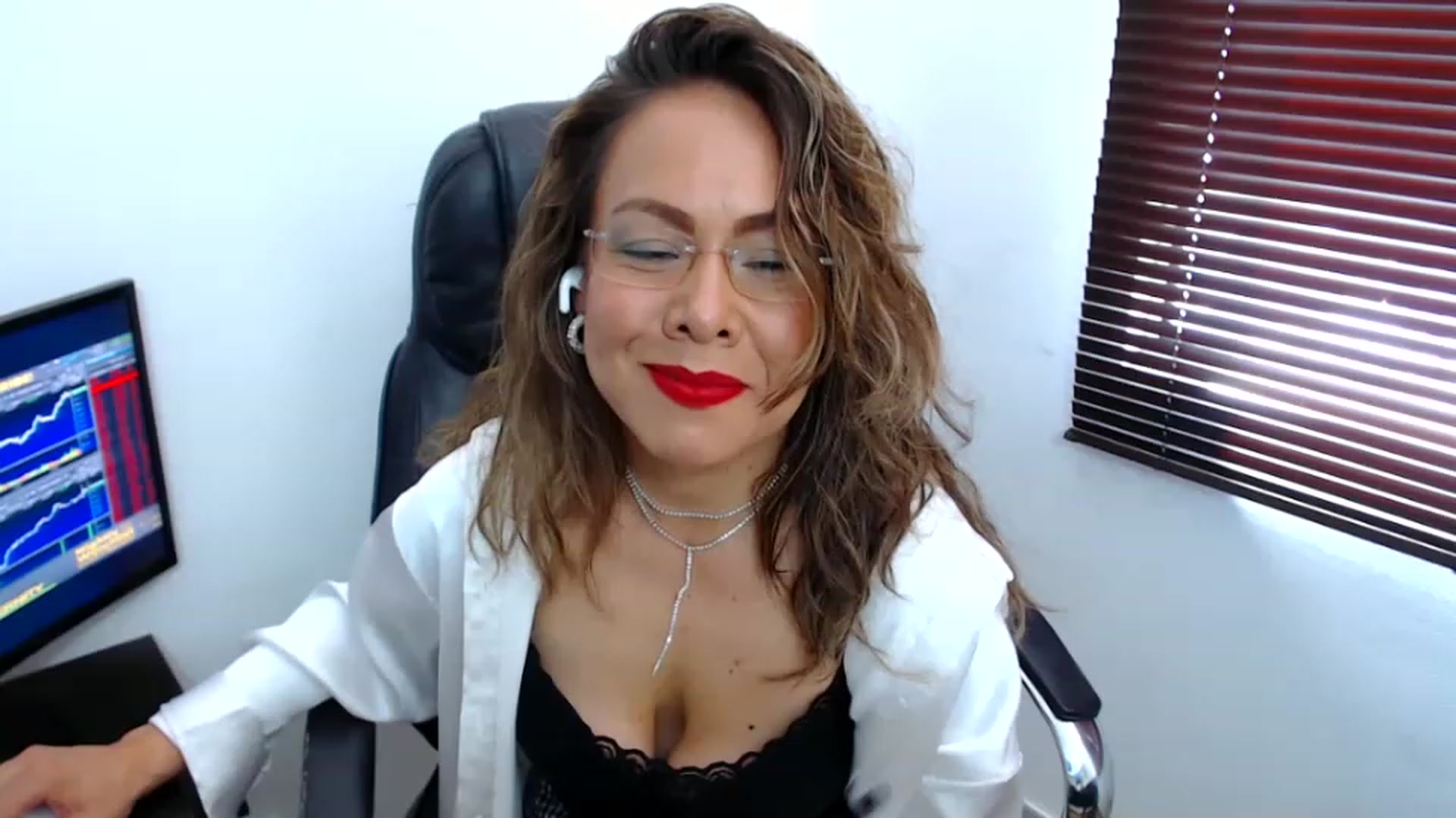 Gallery image thumbnail from office_secret's myfreecams stream on, 06/27/2023, 18:02 image 11 of 20