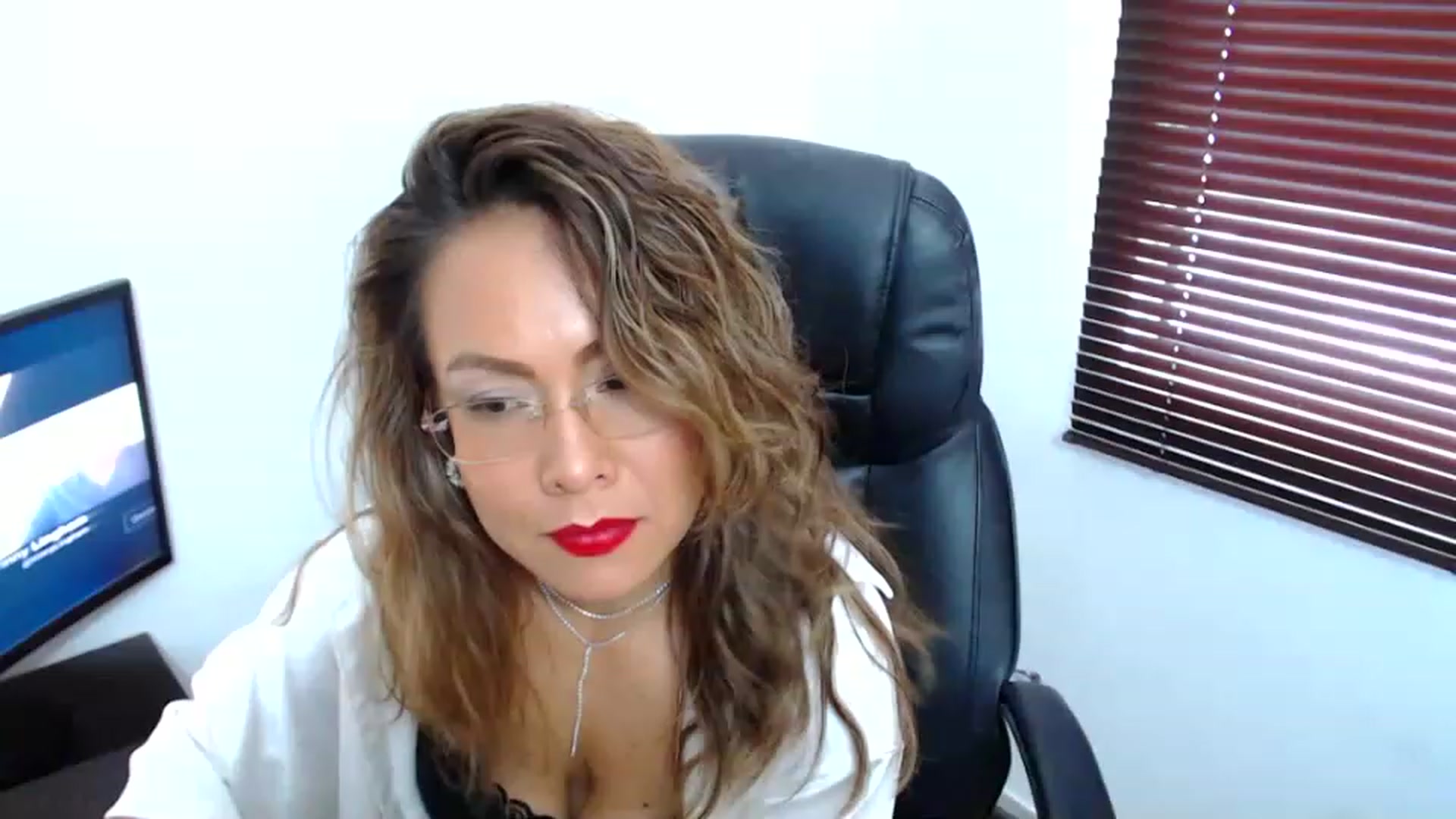 Gallery image thumbnail from office_secret's myfreecams stream on, 06/27/2023, 19:06 image 6 of 20