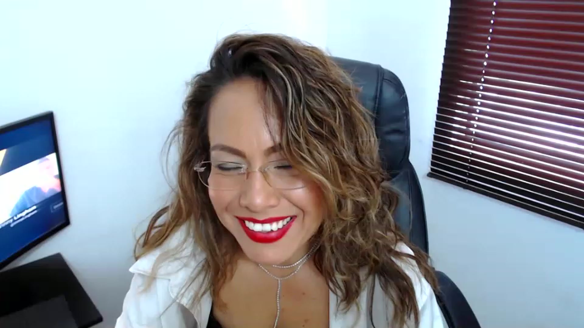 Gallery image thumbnail from office_secret's myfreecams stream on, 06/27/2023, 19:06 image 3 of 20
