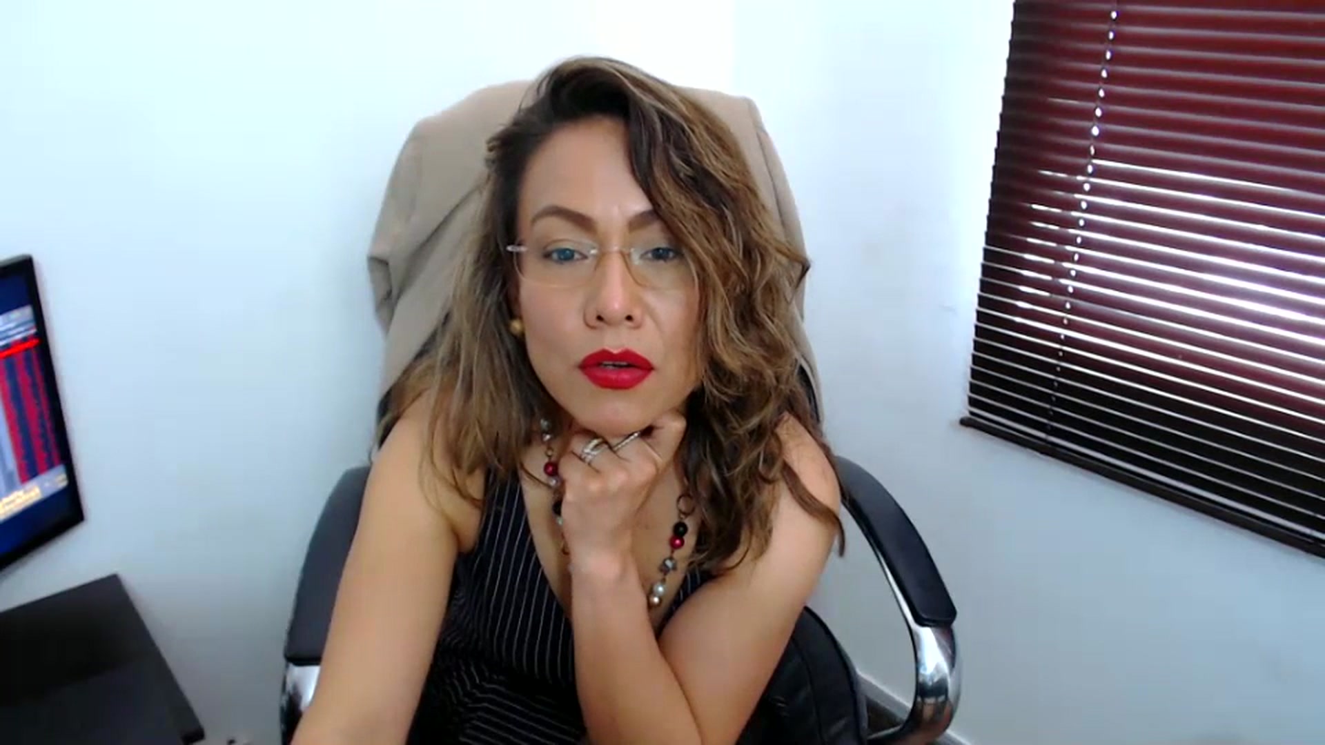 Gallery image thumbnail from office_secret's myfreecams stream on, 06/30/2023, 19:05 image 13 of 20