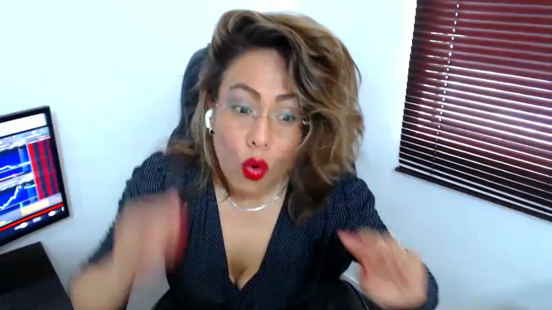 Gallery image thumbnail from office_secret's myfreecams stream on, 07/03/2023, 19:06 image 1 of 20