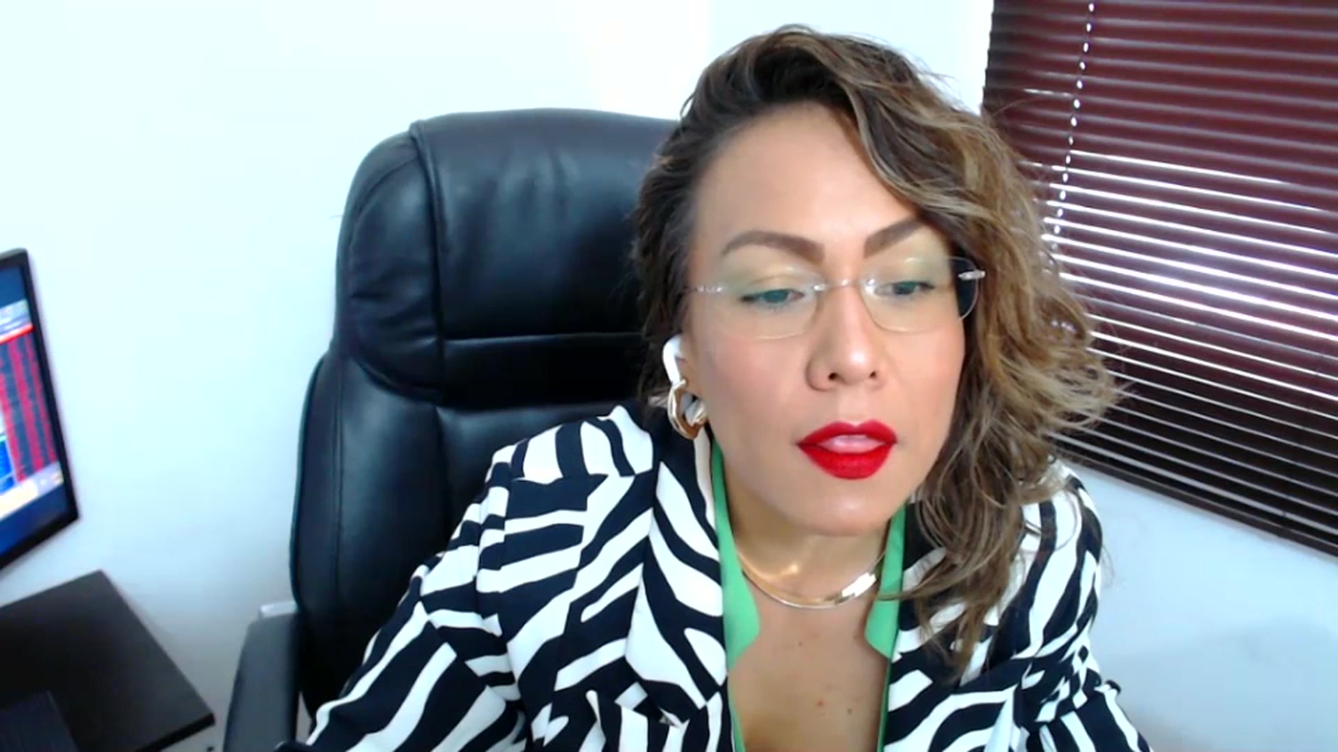Gallery image thumbnail from office_secret's myfreecams stream on, 07/06/2023, 17:32 image 2 of 20