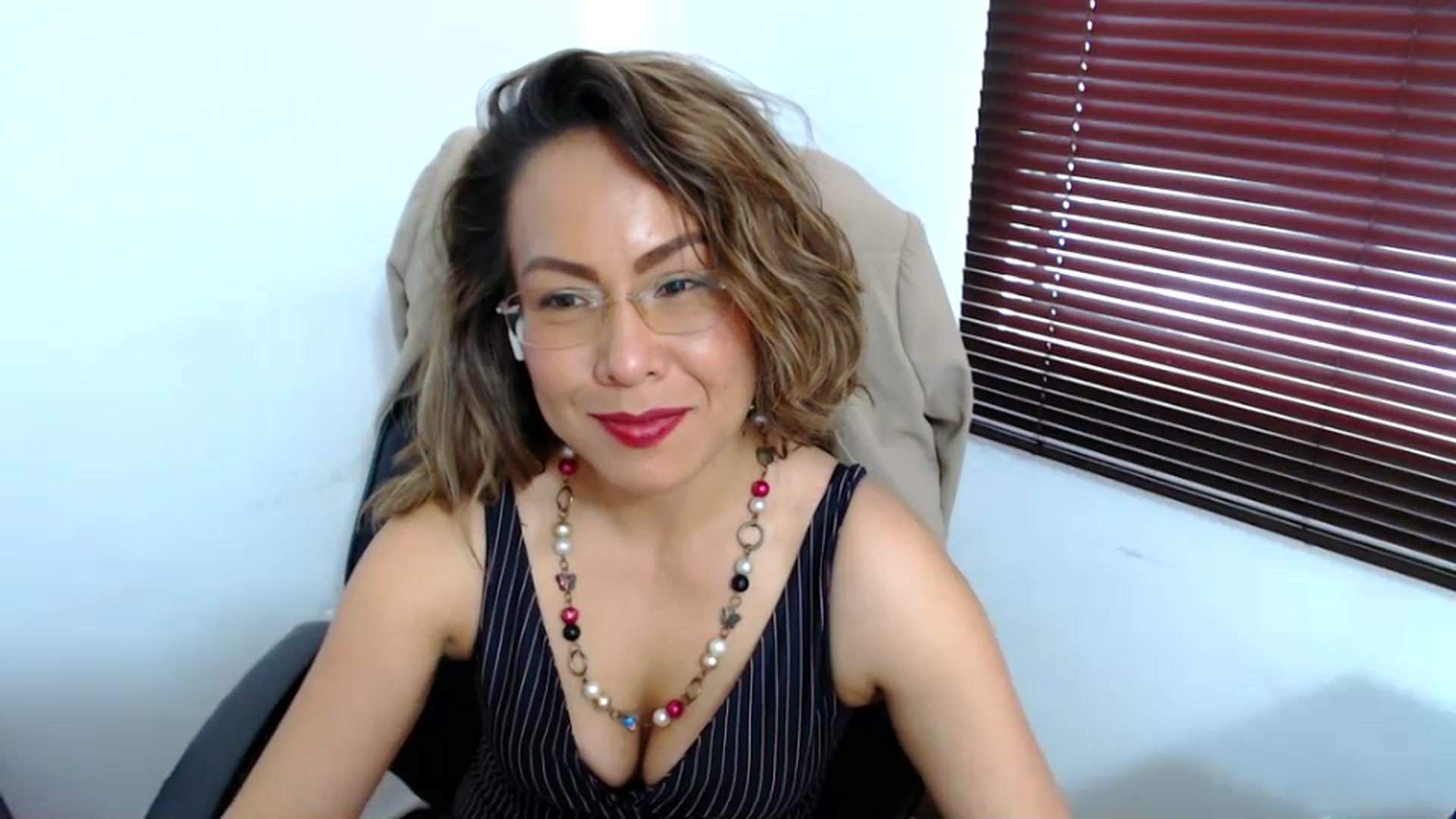 Gallery image thumbnail from office_secret's myfreecams stream on, 07/13/2023, 19:08 image 10 of 20