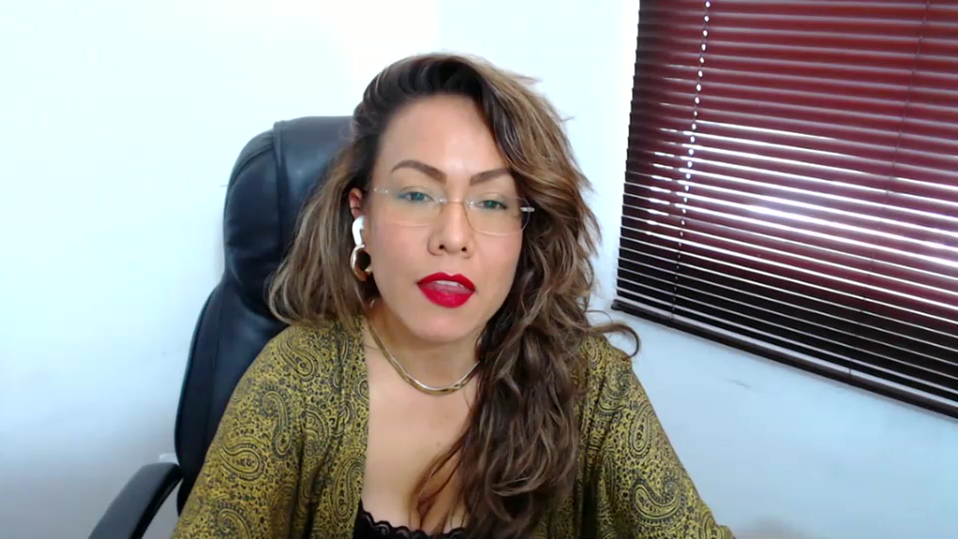 Gallery image thumbnail from office_secret's myfreecams stream on, 07/14/2023, 19:17 image 10 of 20