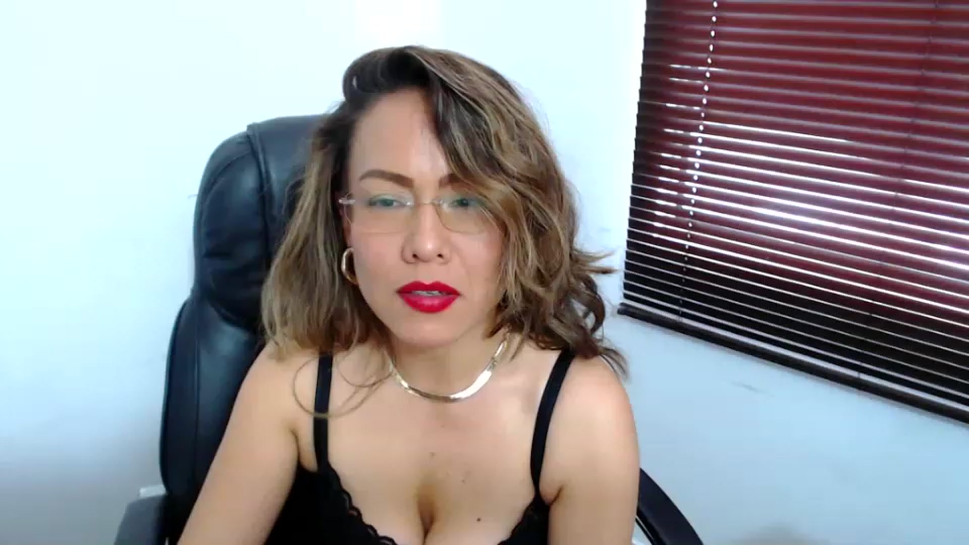 Gallery image thumbnail from office_secret's myfreecams stream on, 07/14/2023, 19:17 image 18 of 20