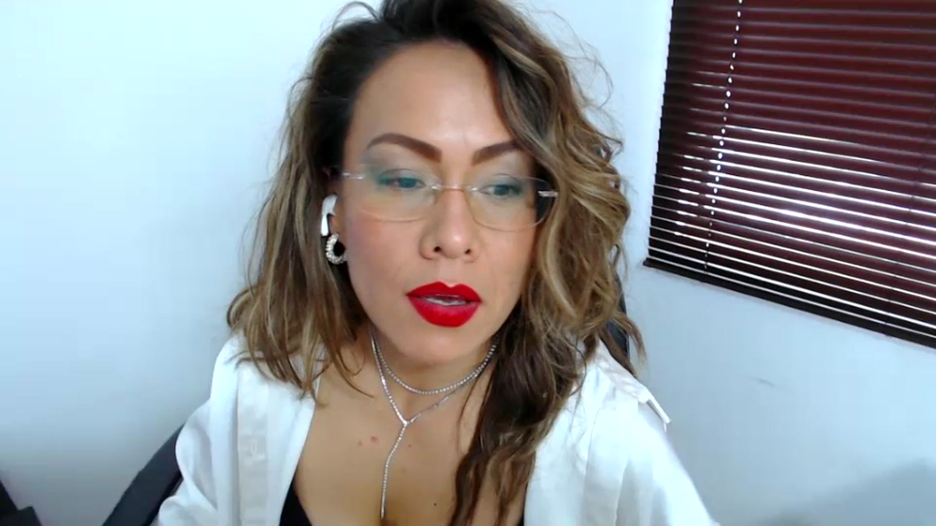 Gallery image thumbnail from office_secret's myfreecams stream on, 07/21/2023, 19:03 image 18 of 20
