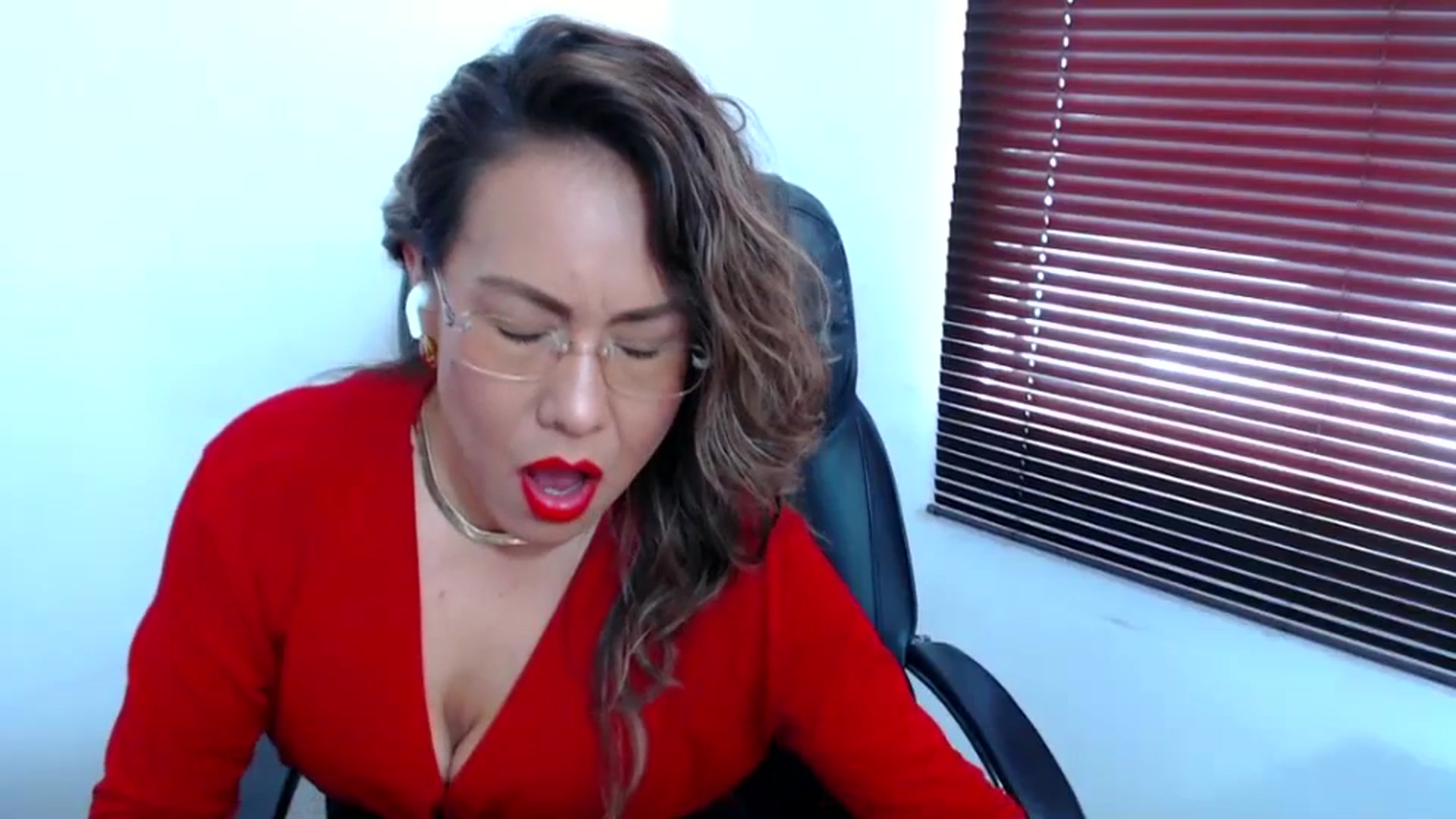Gallery image thumbnail from office_secret's myfreecams stream on, 07/31/2023, 17:40 image 6 of 20