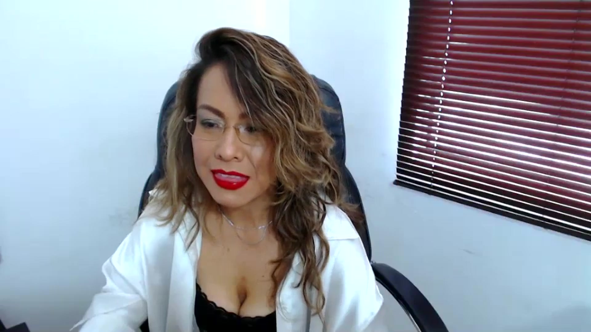 Gallery image thumbnail from office_secret's myfreecams stream on, 08/04/2023, 17:45 image 12 of 20