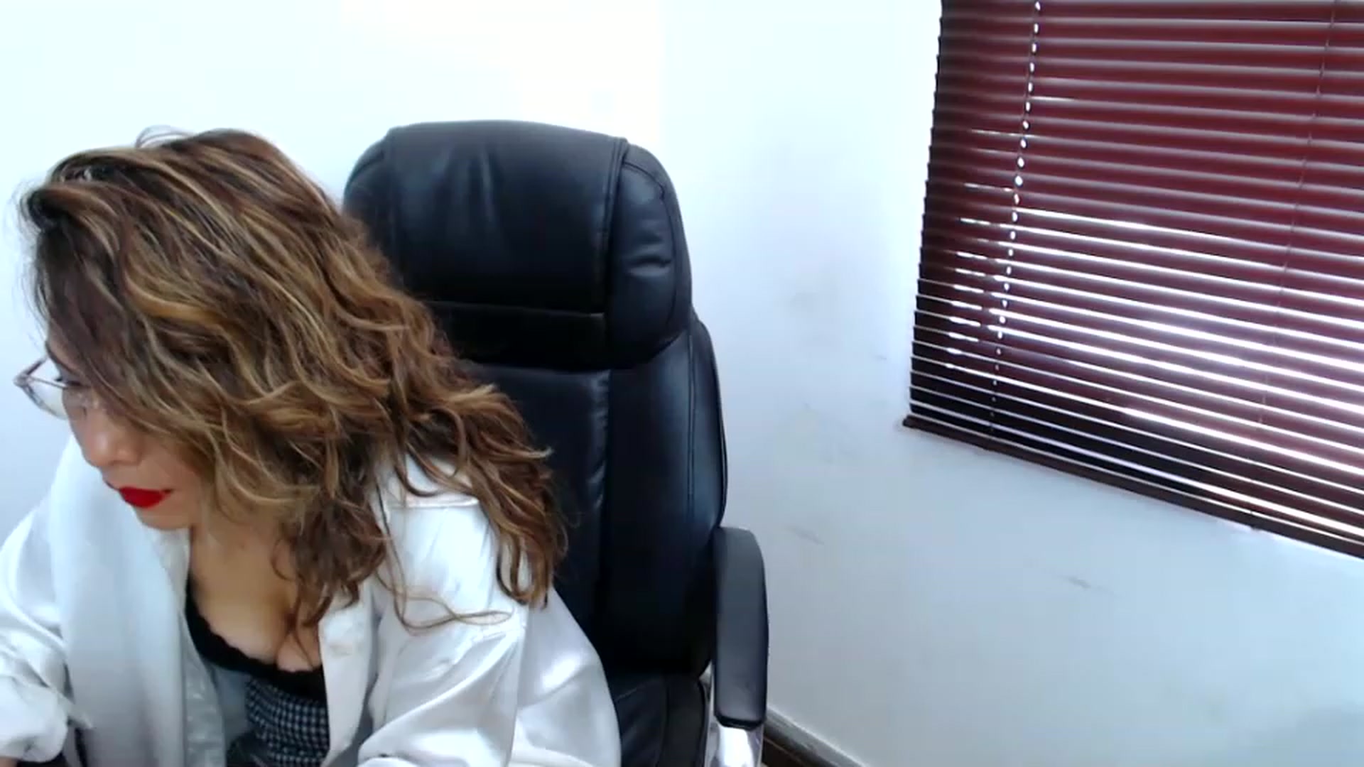 Gallery image thumbnail from office_secret's myfreecams stream on, 08/04/2023, 19:16 image 5 of 20