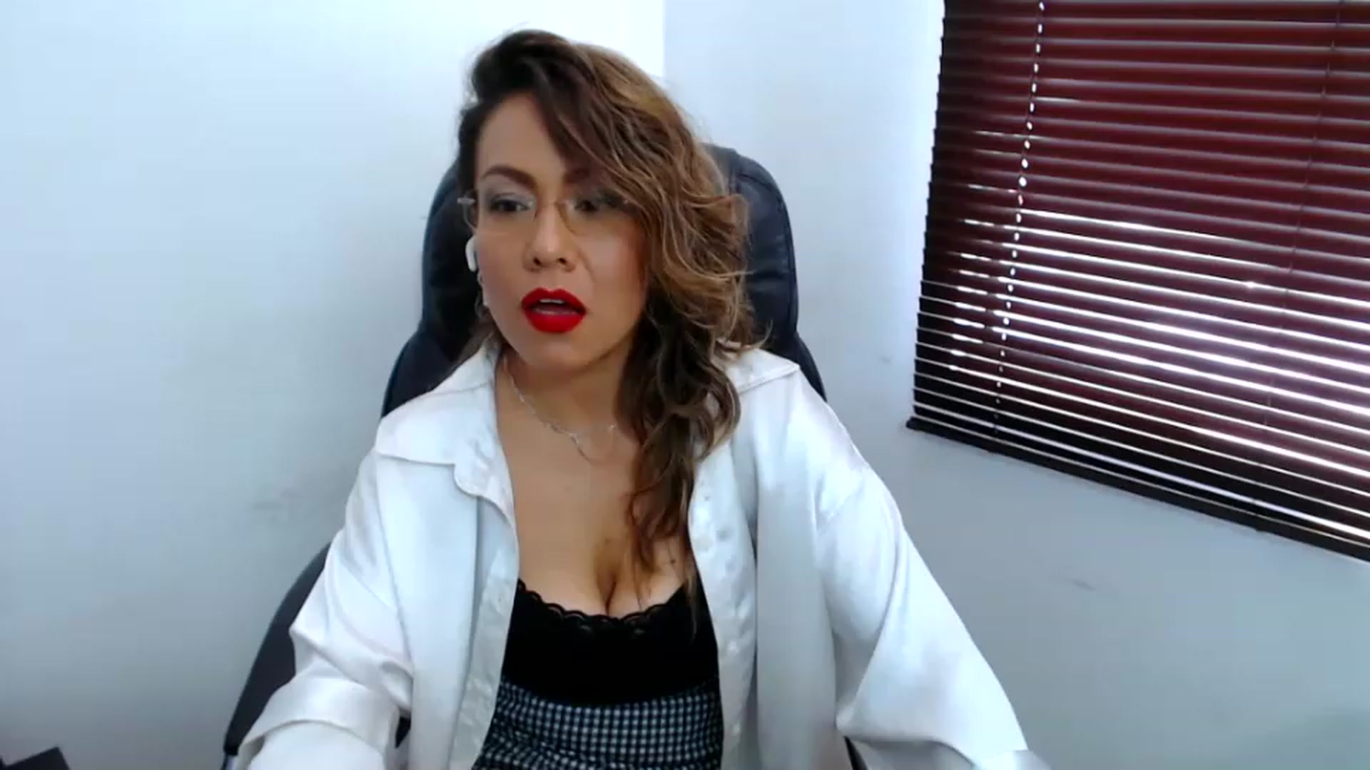 Gallery image thumbnail from office_secret's myfreecams stream on, 08/04/2023, 19:16 image 9 of 20