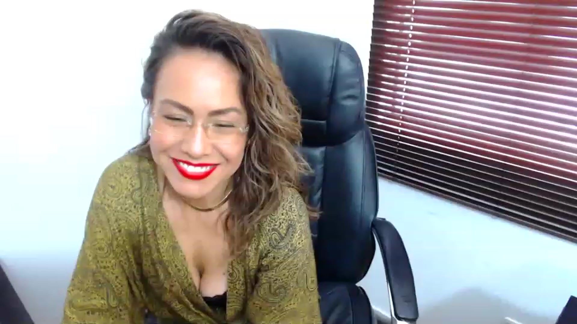 Gallery image thumbnail from office_secret's myfreecams stream on, 08/10/2023, 18:35 image 17 of 20