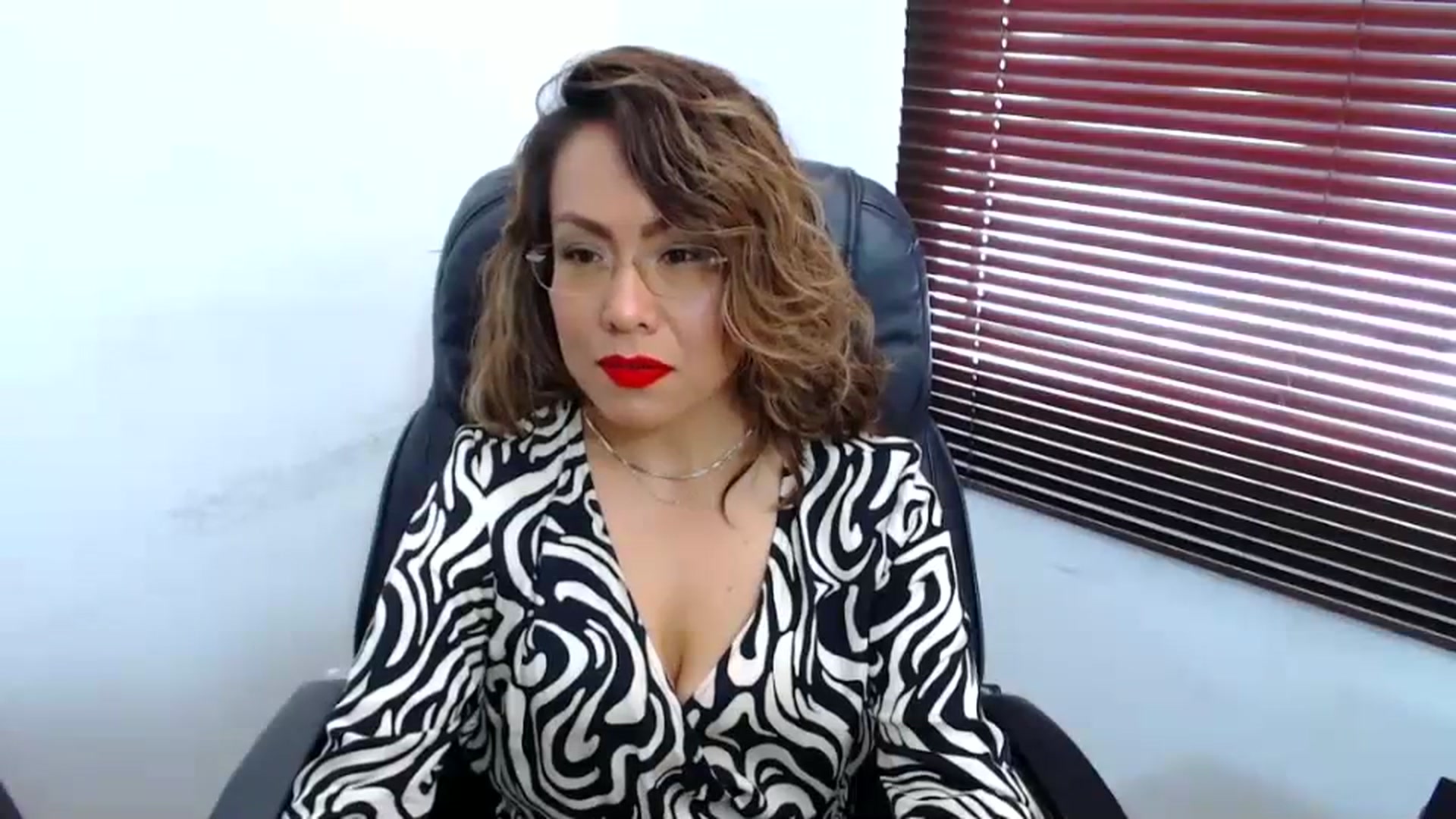 Gallery image thumbnail from office_secret's myfreecams stream on, 08/11/2023, 17:39 image 10 of 20