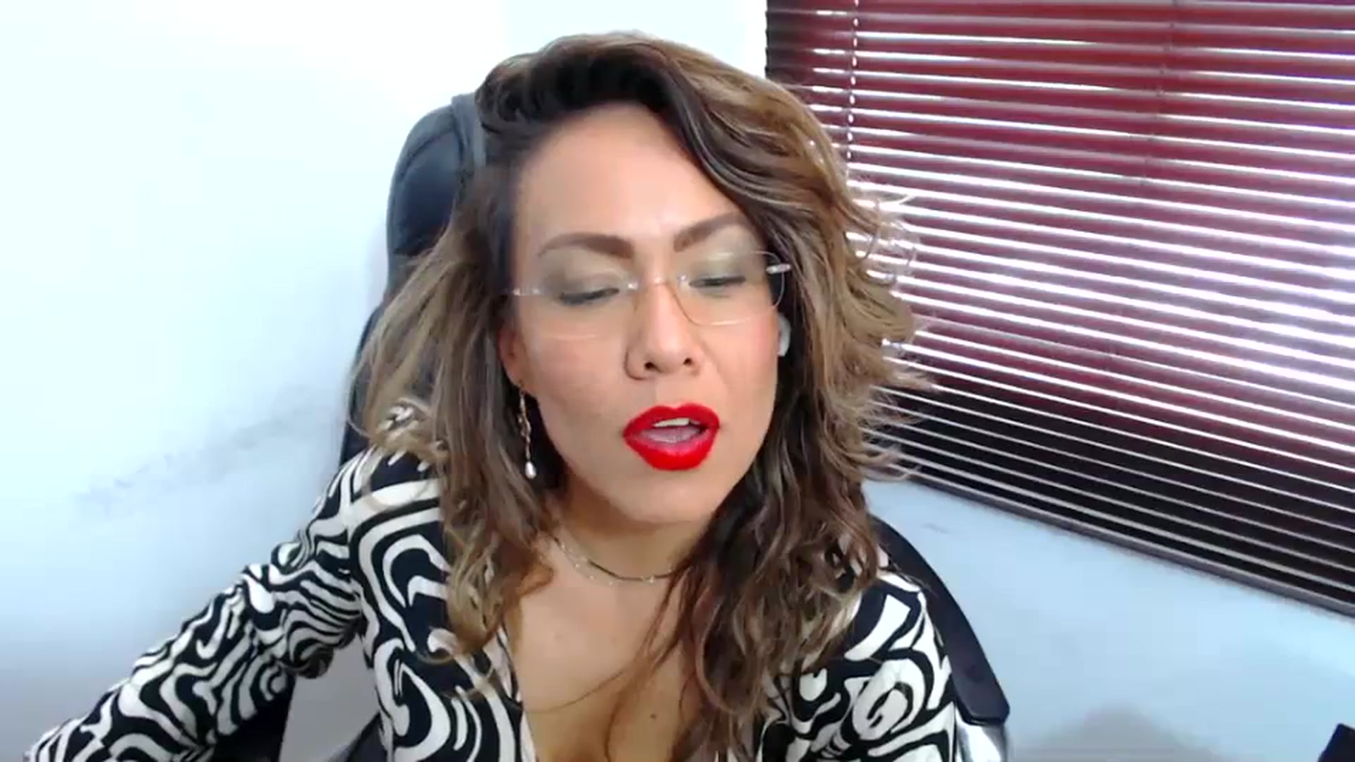 Gallery image thumbnail from office_secret's myfreecams stream on, 08/11/2023, 19:29 image 3 of 20