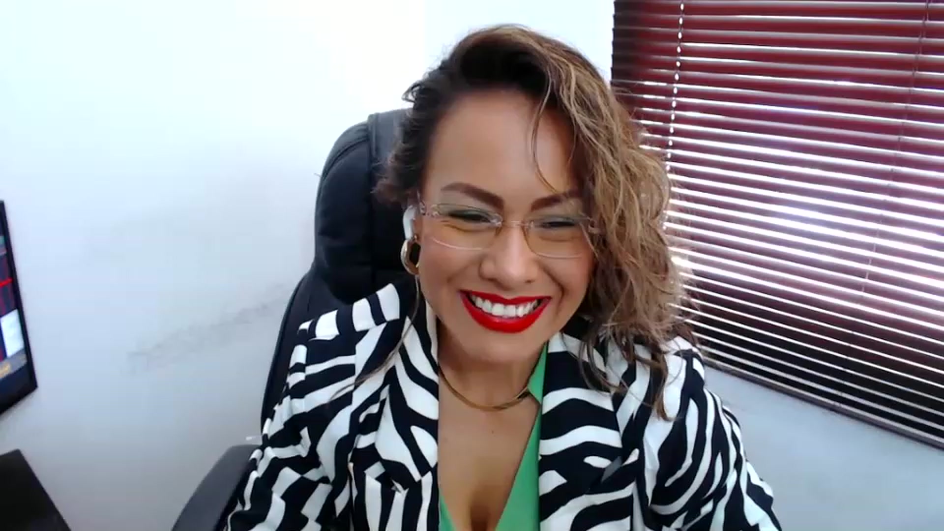 Gallery image thumbnail from office_secret's myfreecams stream on, 08/14/2023, 16:59 image 11 of 20