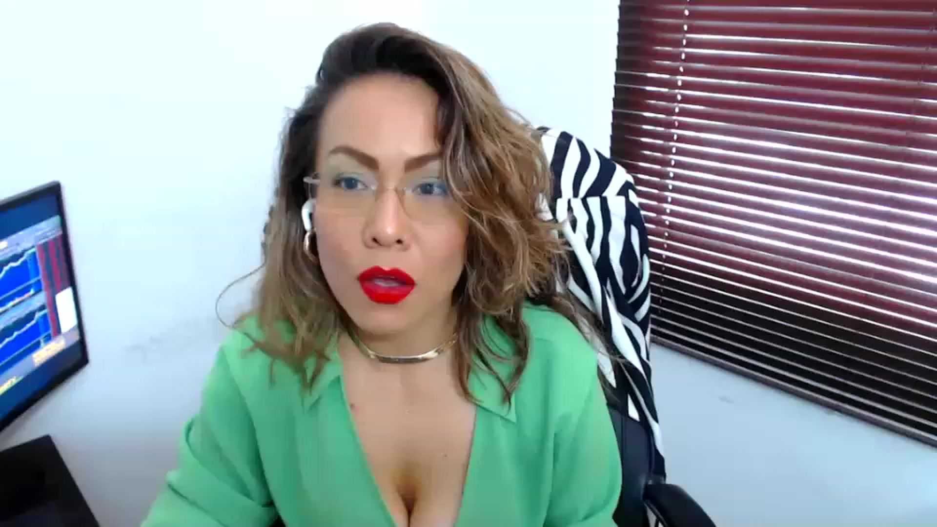 Gallery image thumbnail from office_secret's myfreecams stream on, 08/14/2023, 19:09 image 11 of 20