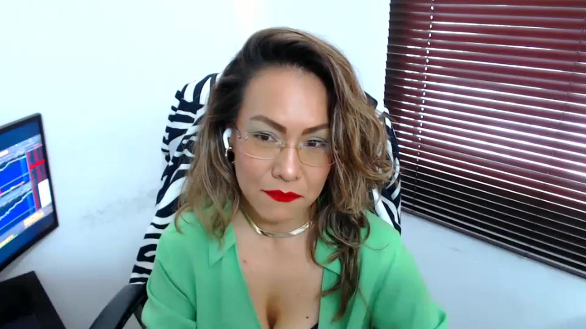 Gallery image thumbnail from office_secret's myfreecams stream on, 08/14/2023, 19:09 image 9 of 20