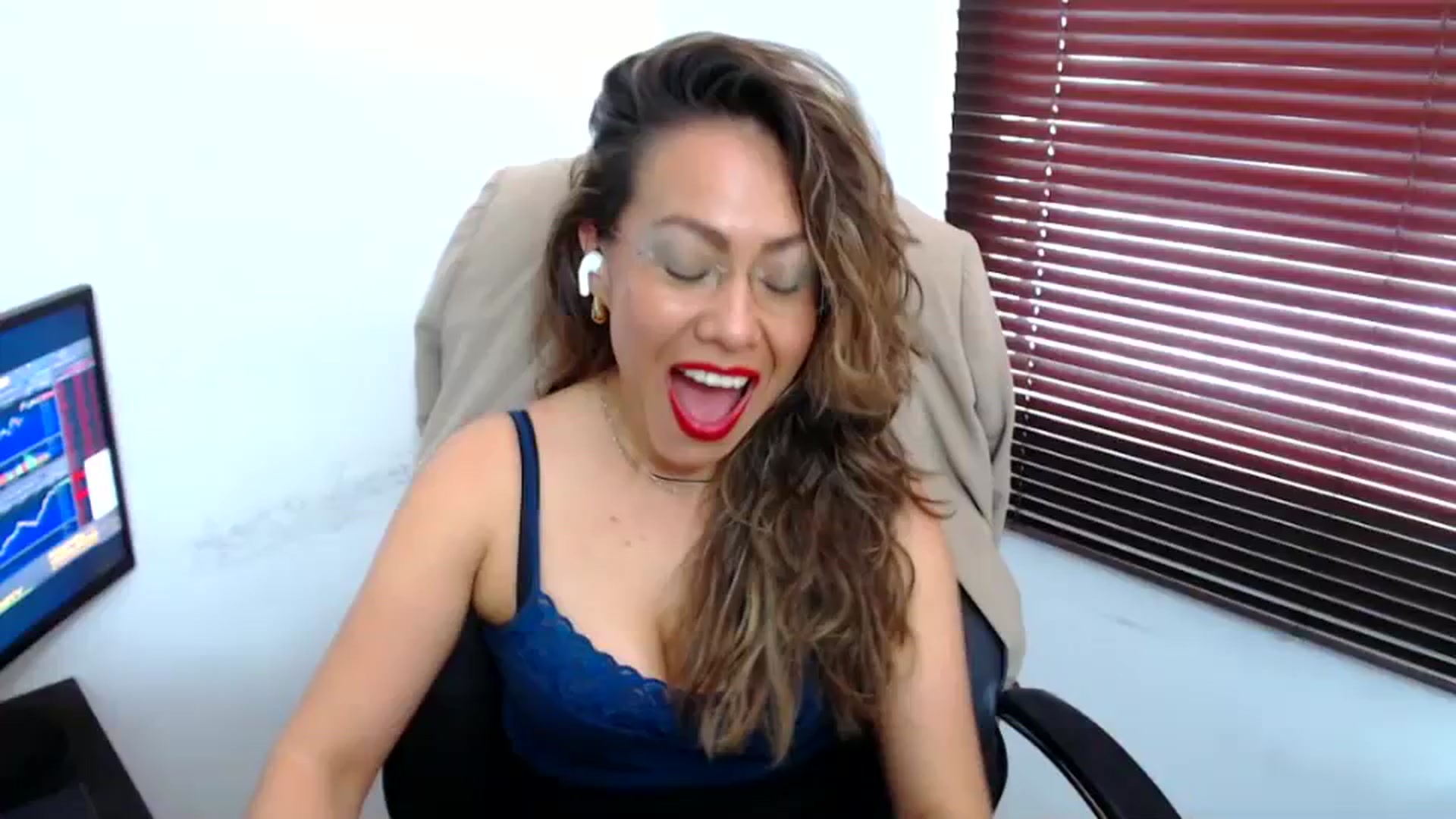 Gallery image thumbnail from office_secret's myfreecams stream on, 08/15/2023, 19:08 image 1 of 20