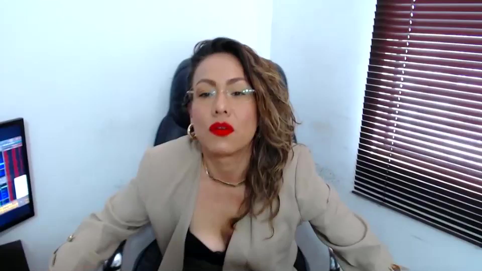 Gallery image thumbnail from office_secret's myfreecams stream on, 08/31/2023, 17:04 image 1 of 20