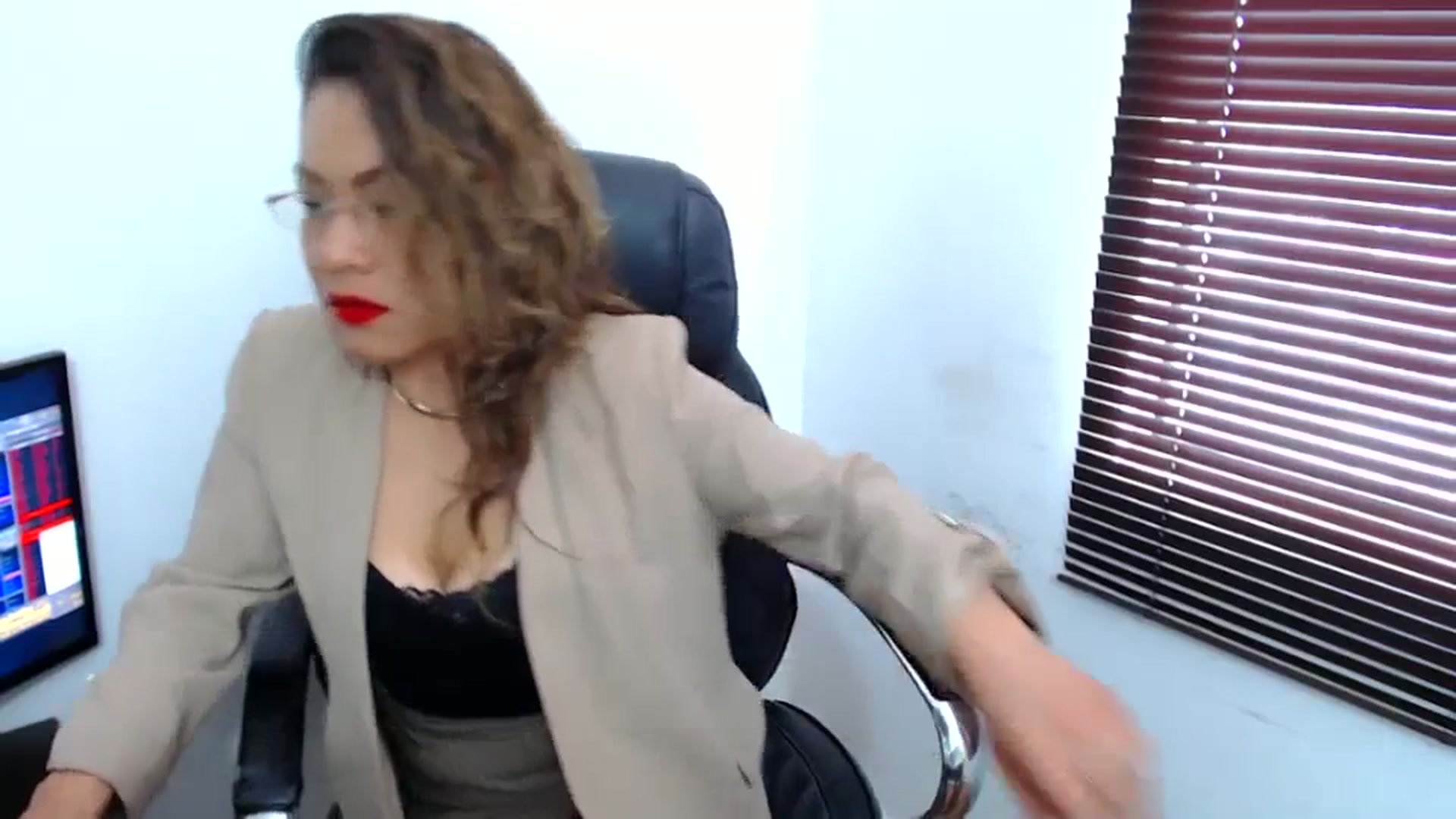 Gallery image thumbnail from office_secret's myfreecams stream on, 08/31/2023, 17:04 image 14 of 20