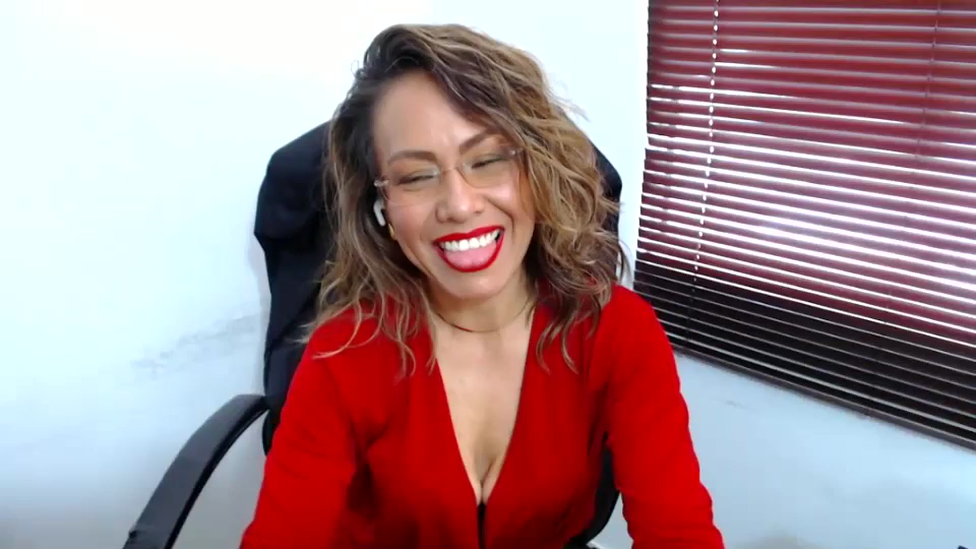 Gallery image thumbnail from office_secret's myfreecams stream on, 09/01/2023, 17:45 image 10 of 20