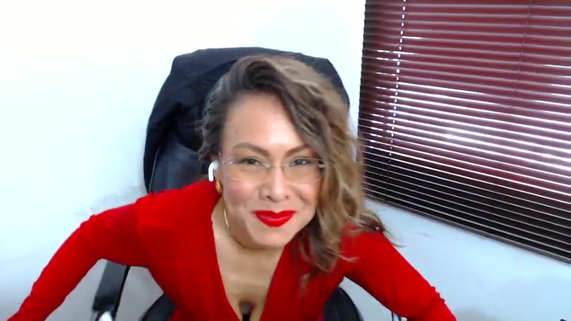 Gallery image thumbnail from office_secret's myfreecams stream on, 09/01/2023, 18:24 image 4 of 20
