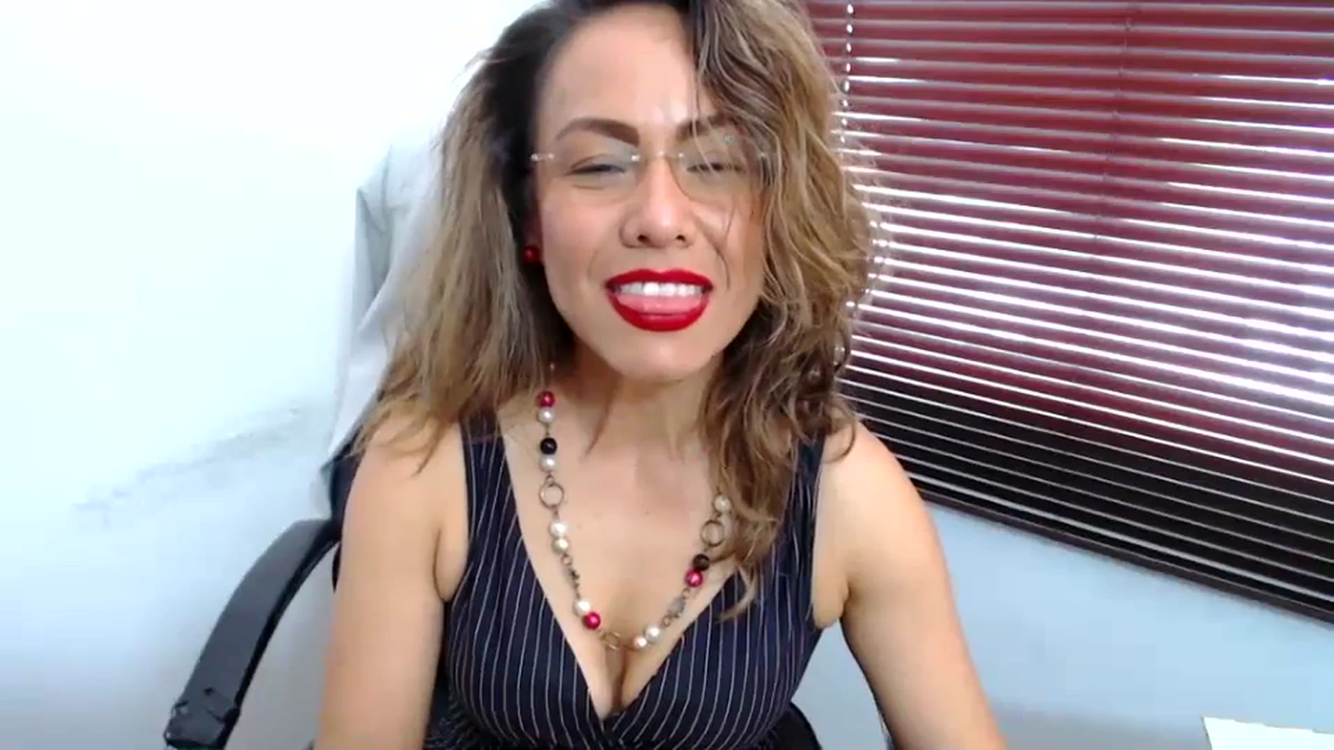 Gallery image thumbnail from office_secret's myfreecams stream on, 09/05/2023, 19:09 image 12 of 20