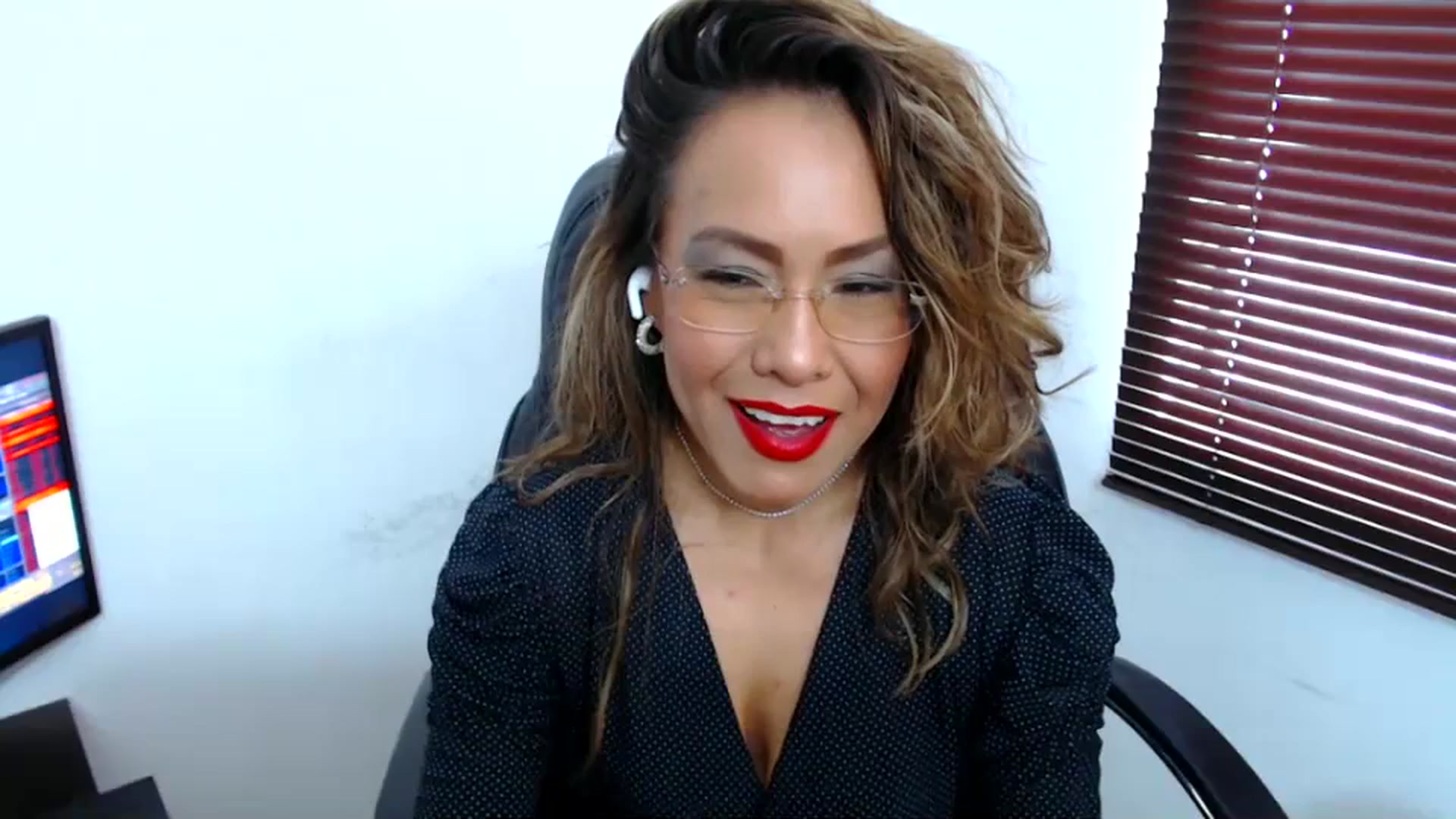 Gallery image thumbnail from office_secret's myfreecams stream on, 09/07/2023, 17:21 image 9 of 20