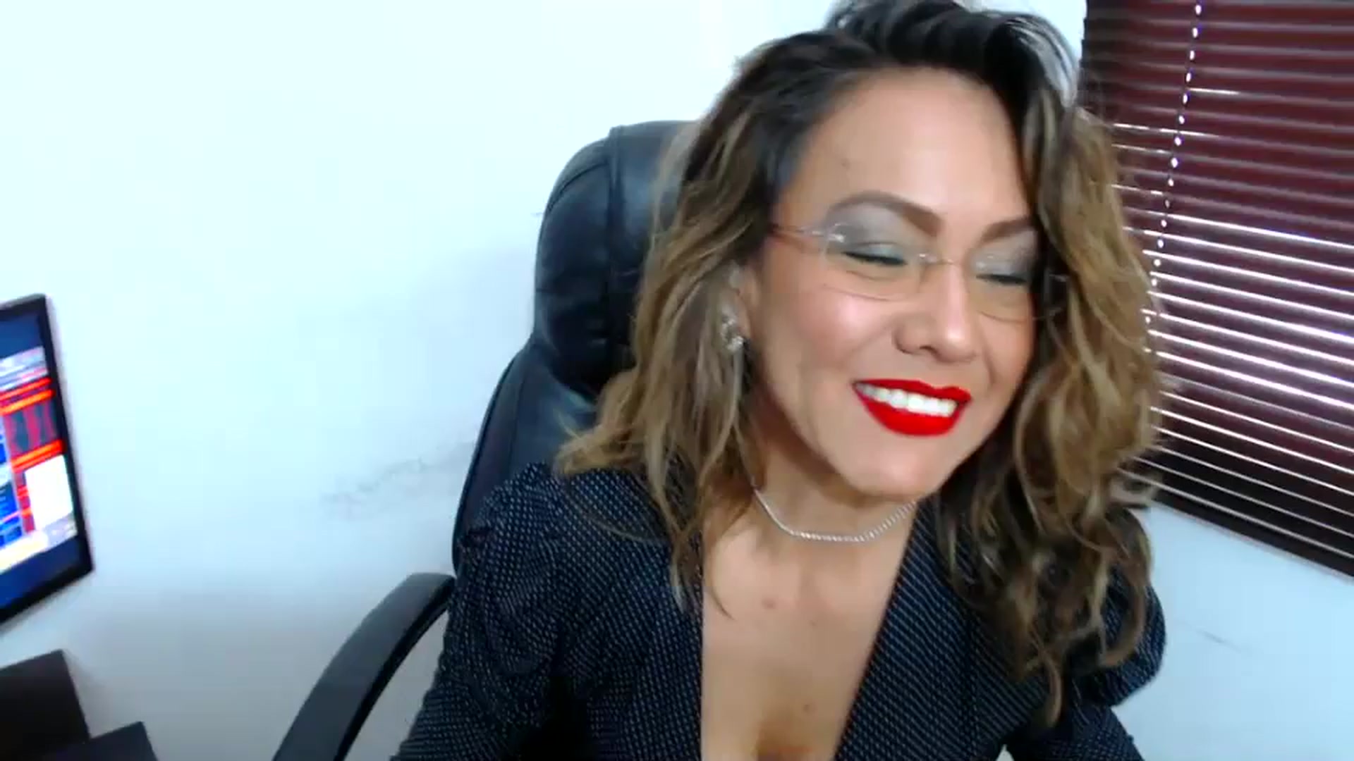 Gallery image thumbnail from office_secret's myfreecams stream on, 09/07/2023, 17:21 image 3 of 20